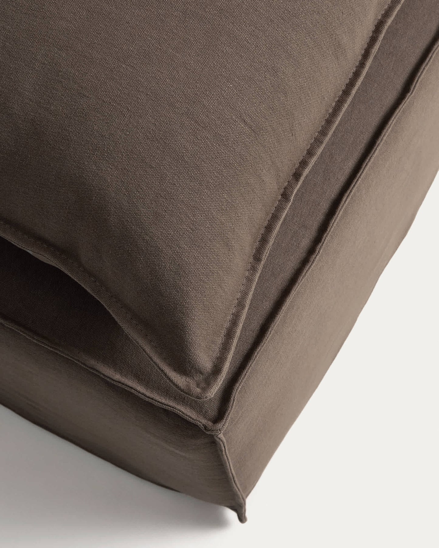 Poggiapiedi sfoderabile Anarela con cuscino in 100% lino tortora 80 x 80 cm FSC Mix Credit