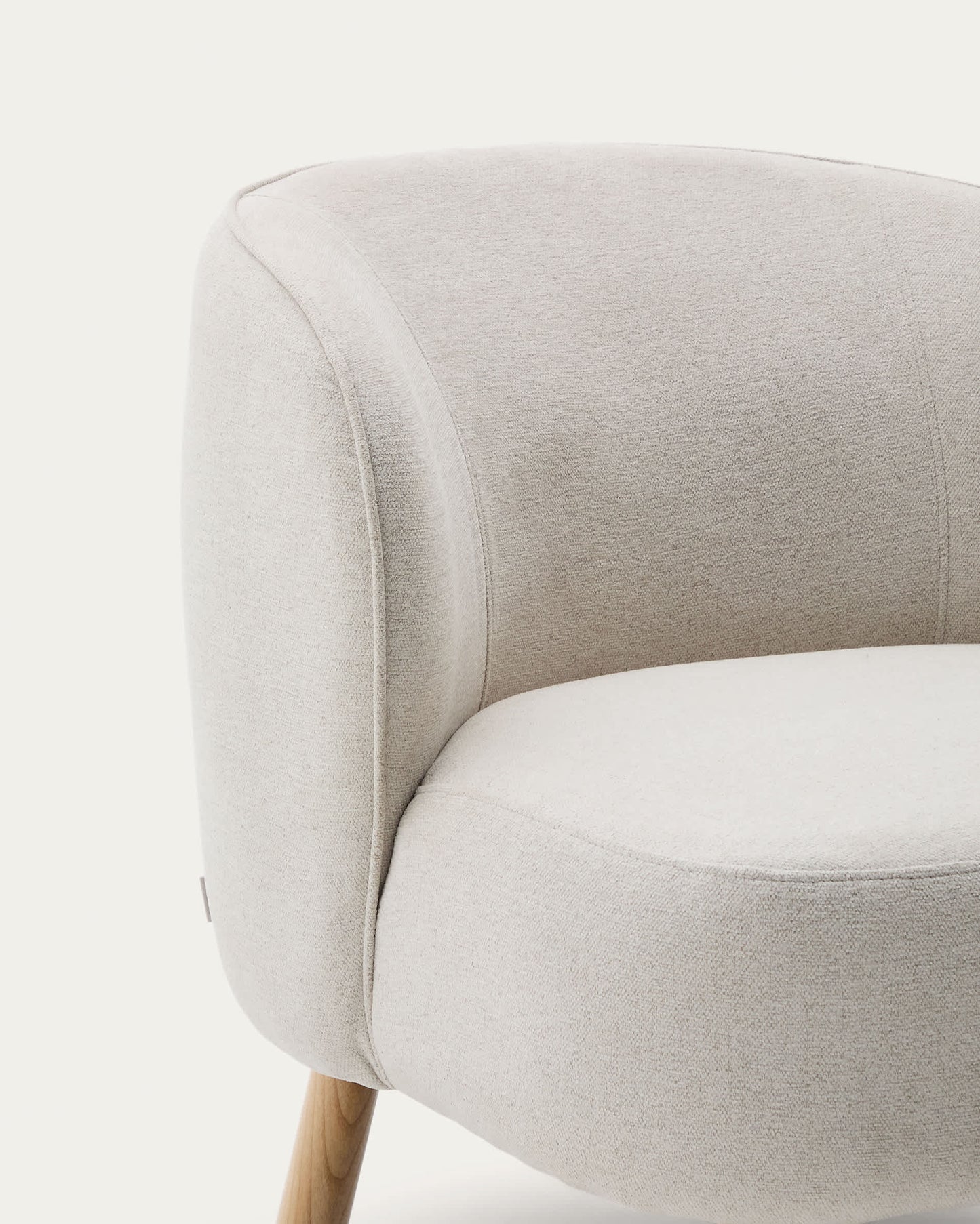 Poltrona Ulit in ciniglia beige e piedi in legno massello di faggio finitura naturale