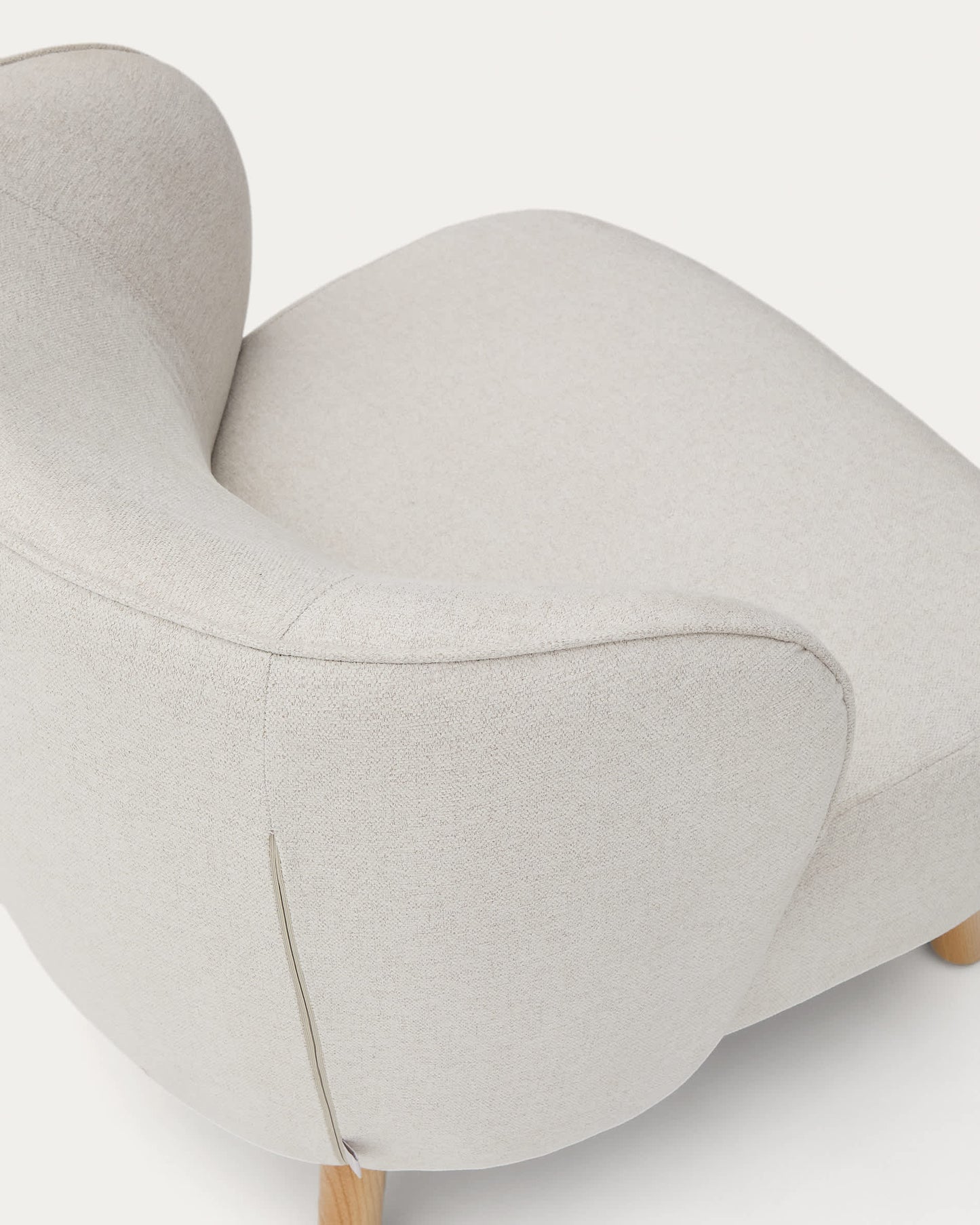 Poltrona Ulit in ciniglia beige e piedi in legno massello di faggio finitura naturale