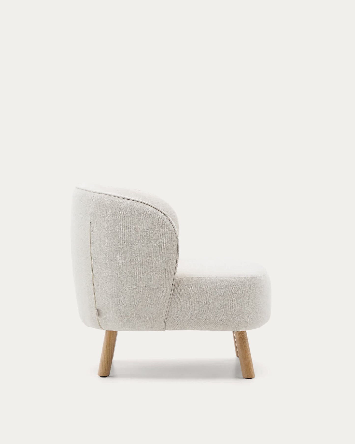 Poltrona Ulit in ciniglia beige e piedi in legno massello di faggio finitura naturale