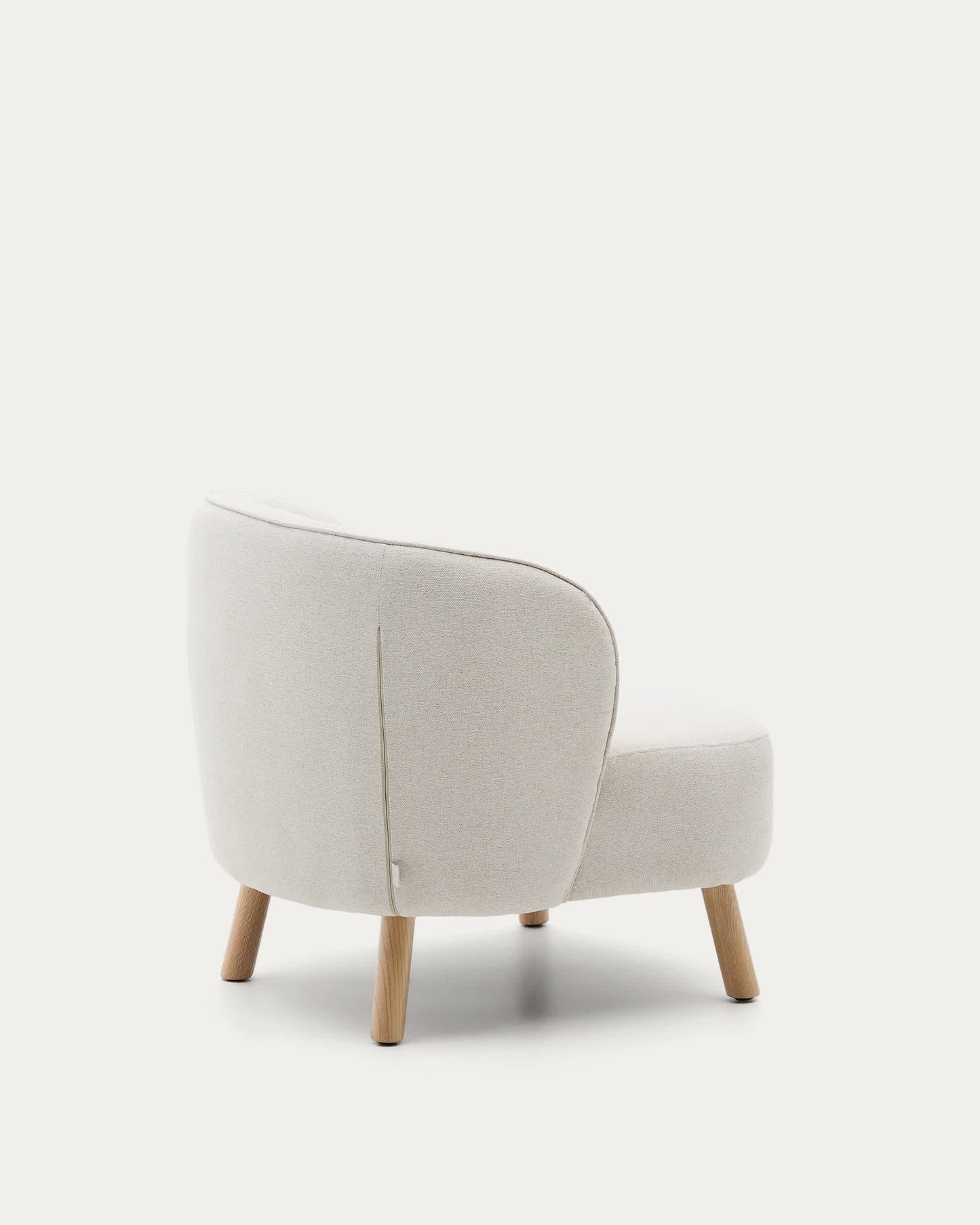Poltrona Ulit in ciniglia beige e piedi in legno massello di faggio finitura naturale