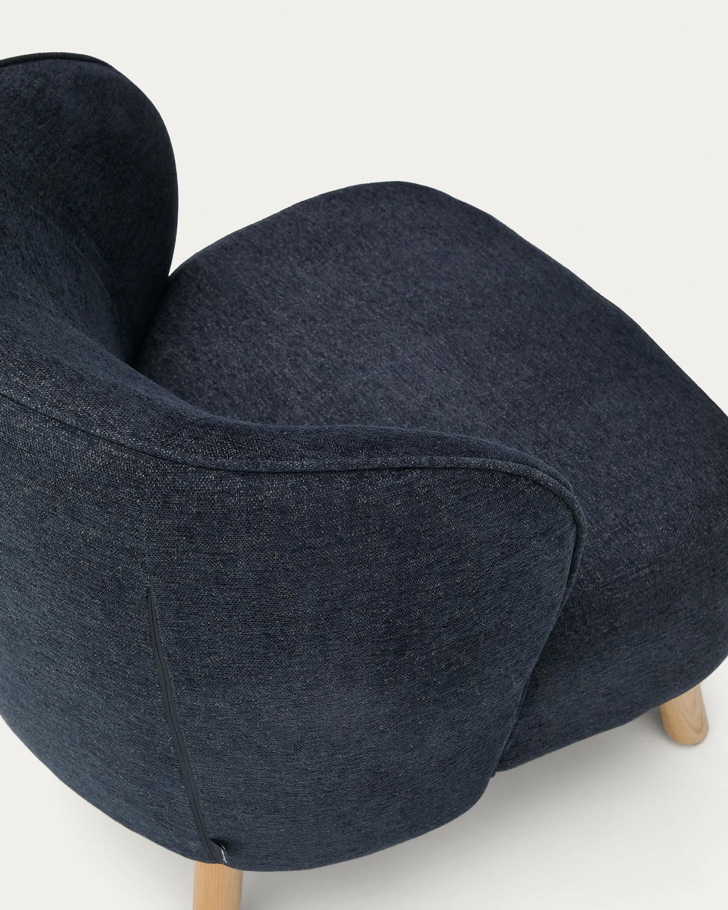 Poltrona Ulit in ciniglia blu-grigia e piedi in legno massello di faggio finitura naturale