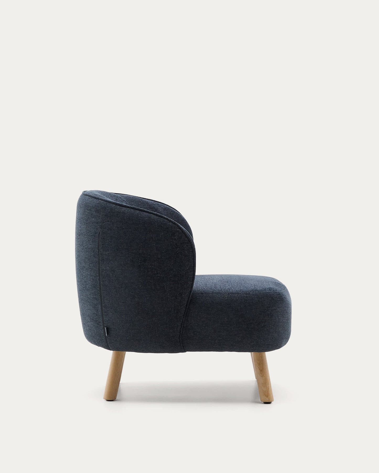 Poltrona Ulit in ciniglia blu-grigia e piedi in legno massello di faggio finitura naturale