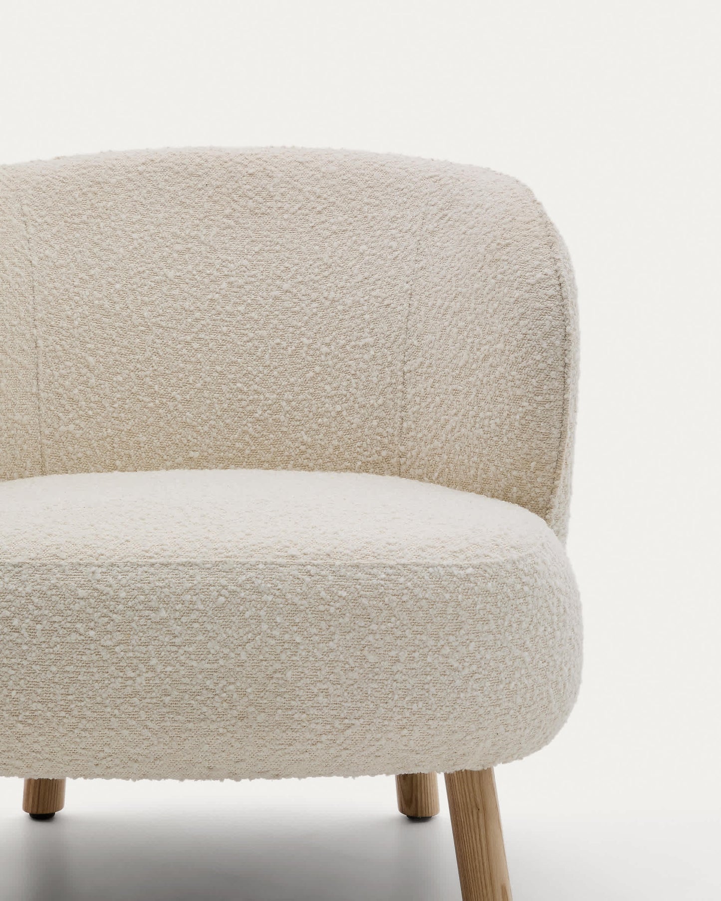 Poltrona Ulit in shearling bianco e gambe in legno massello di faggio, finitura naturale