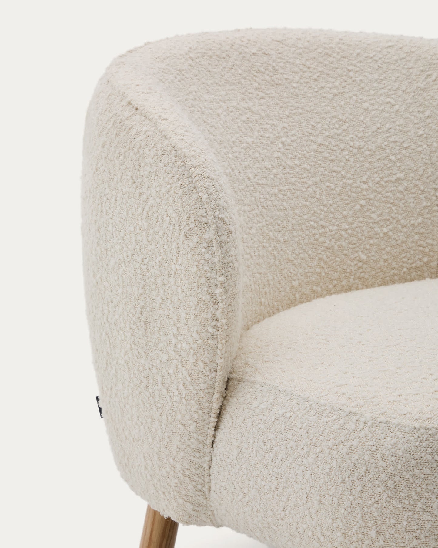 Poltrona Ulit in shearling bianco e gambe in legno massello di faggio, finitura naturale