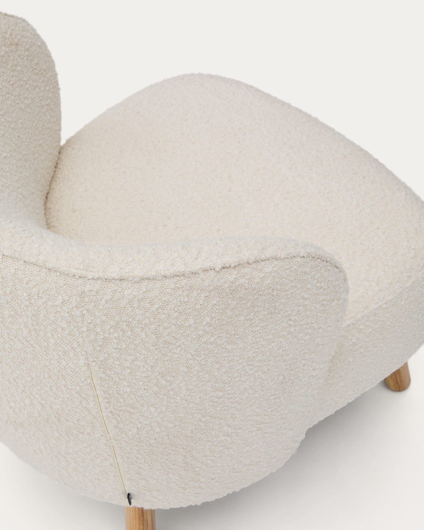 Poltrona Ulit in shearling bianco e gambe in legno massello di faggio, finitura naturale