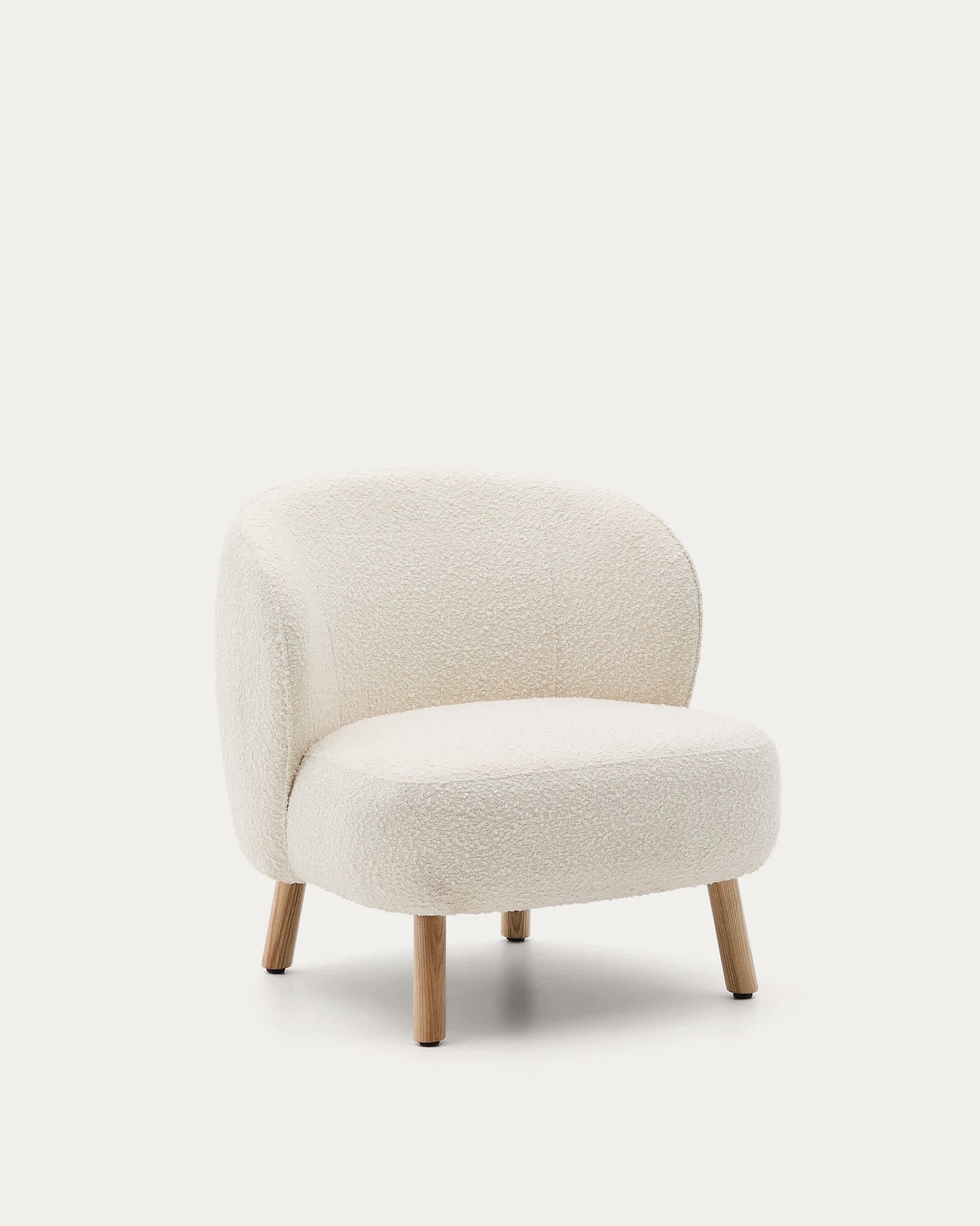 Poltrona Ulit in shearling bianco e gambe in legno massello di faggio, finitura naturale
