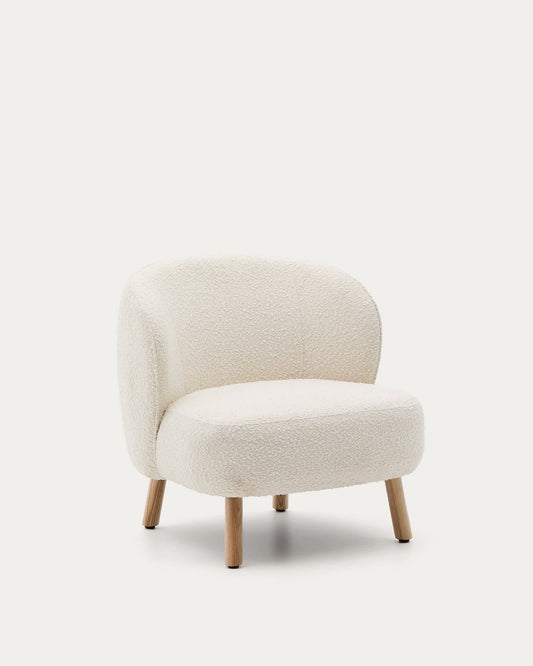 Poltrona Ulit in shearling bianco e gambe in legno massello di faggio, finitura naturale