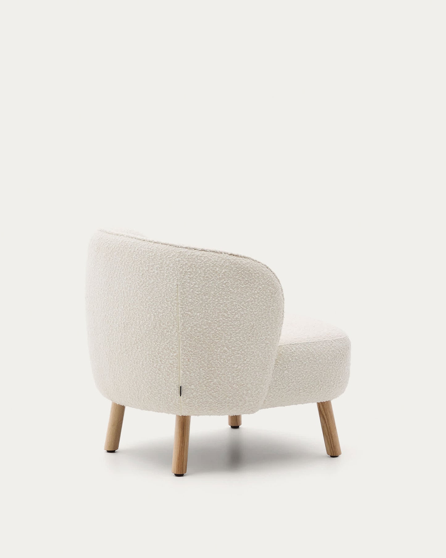Poltrona Ulit in shearling bianco e gambe in legno massello di faggio, finitura naturale