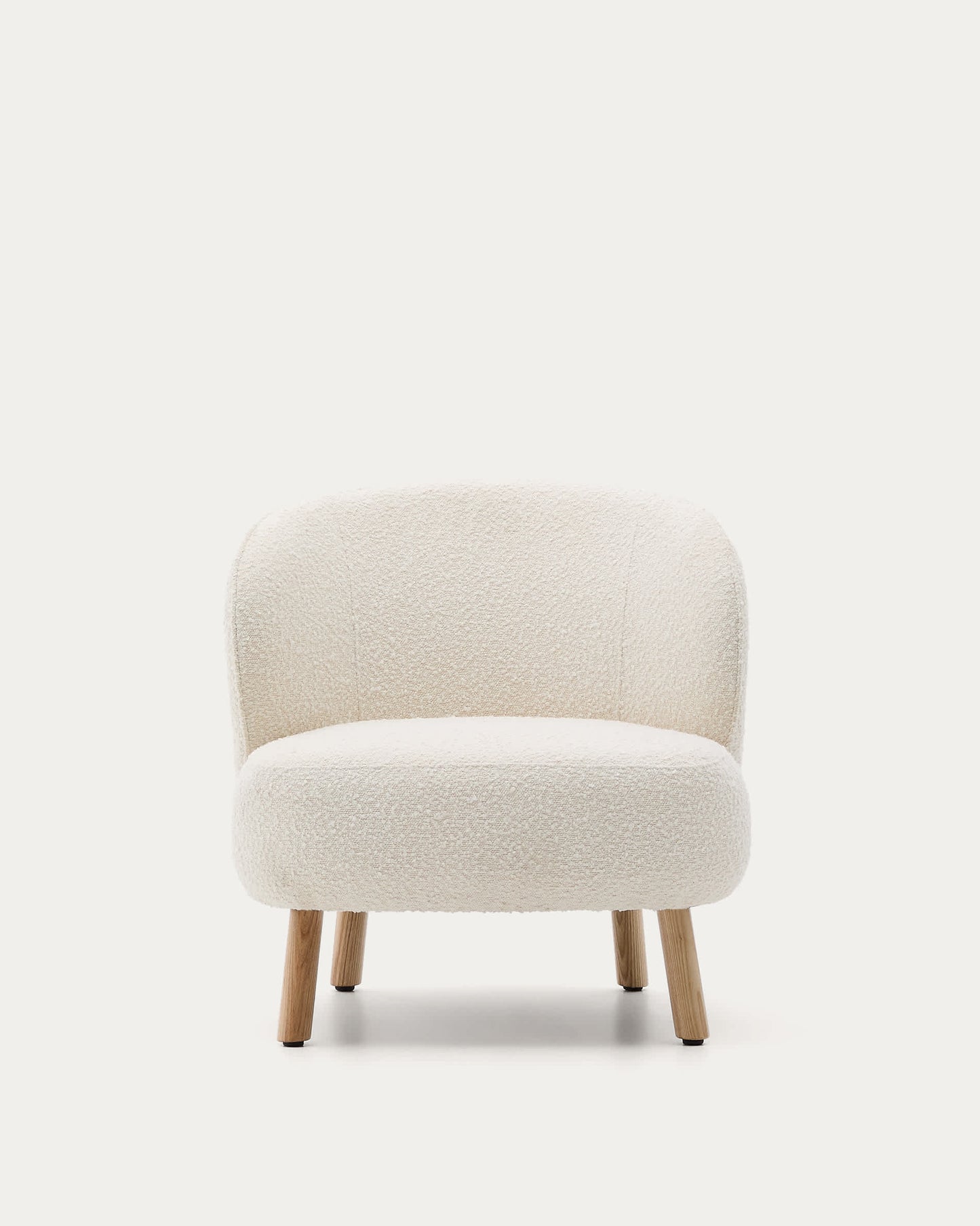 Poltrona Ulit in shearling bianco e gambe in legno massello di faggio, finitura naturale