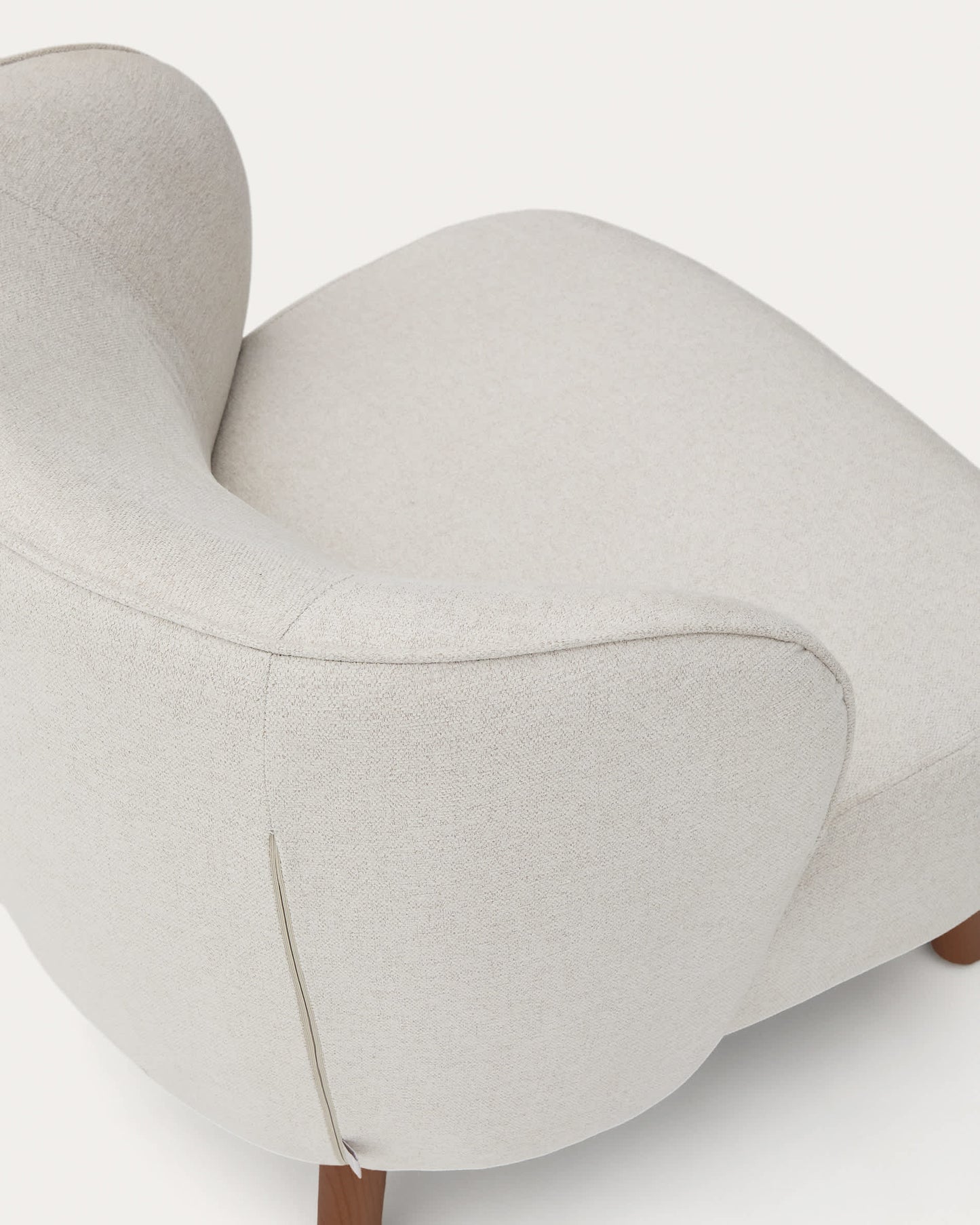 Poltrona Ulit in ciniglia beige e gambe in legno massiccio di frassino con finitura color noce