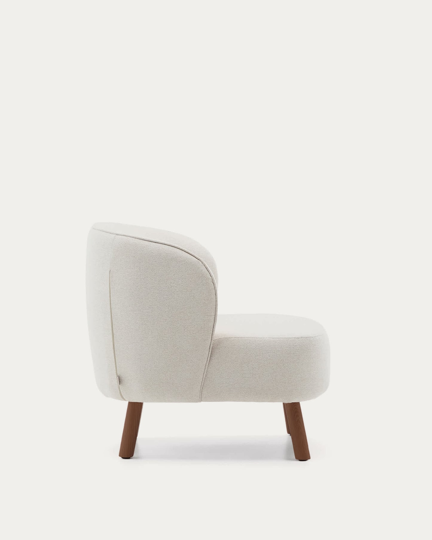 Poltrona Ulit in ciniglia beige e gambe in legno massiccio di frassino con finitura color noce
