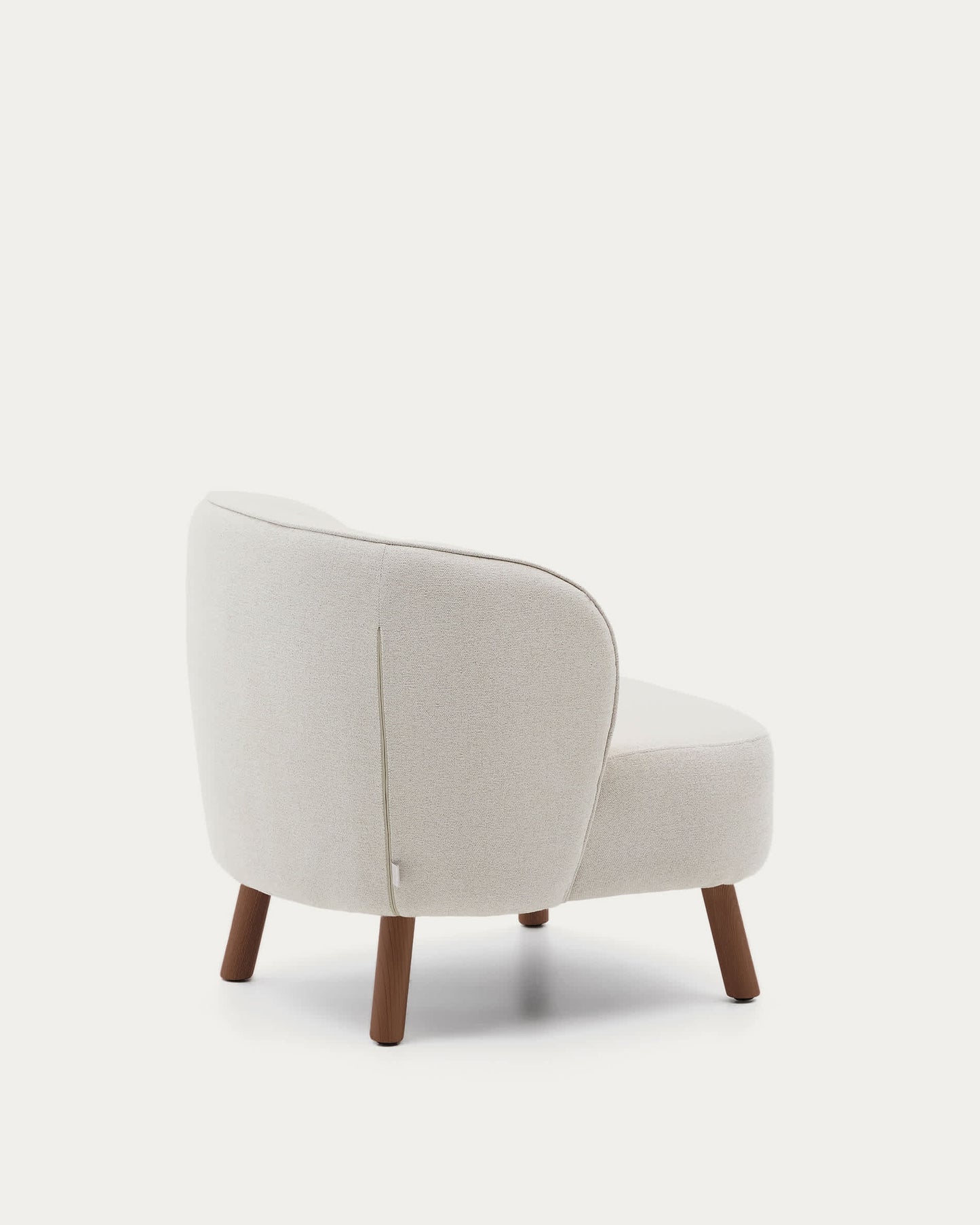 Poltrona Ulit in ciniglia beige e gambe in legno massiccio di frassino con finitura color noce