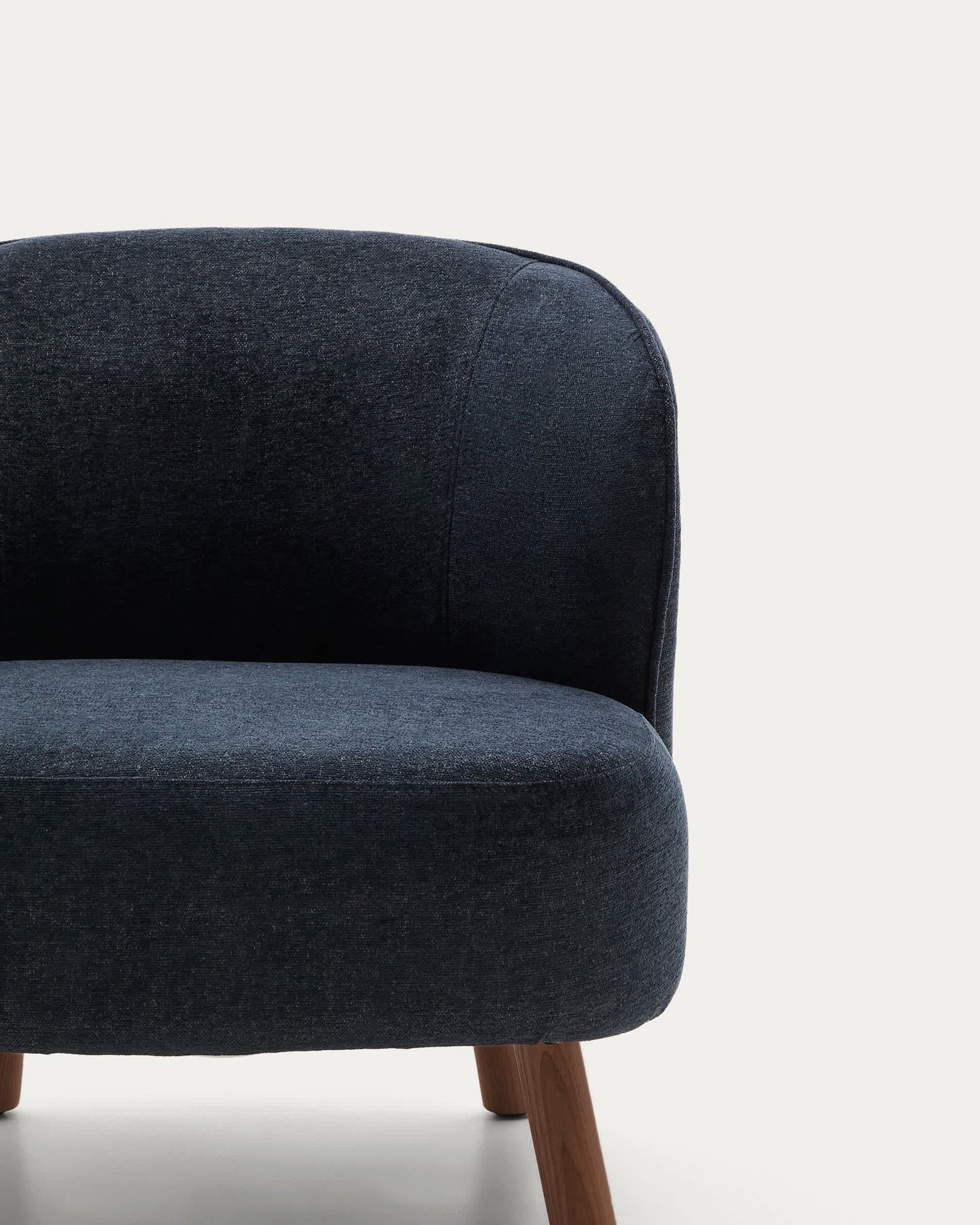 Poltrona Ulit in ciniglia blu-grigio e gambe in legno massiccio di frassino con finitura color noce