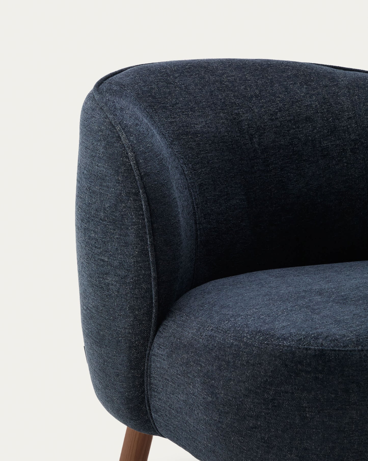 Poltrona Ulit in ciniglia blu-grigio e gambe in legno massiccio di frassino con finitura color noce