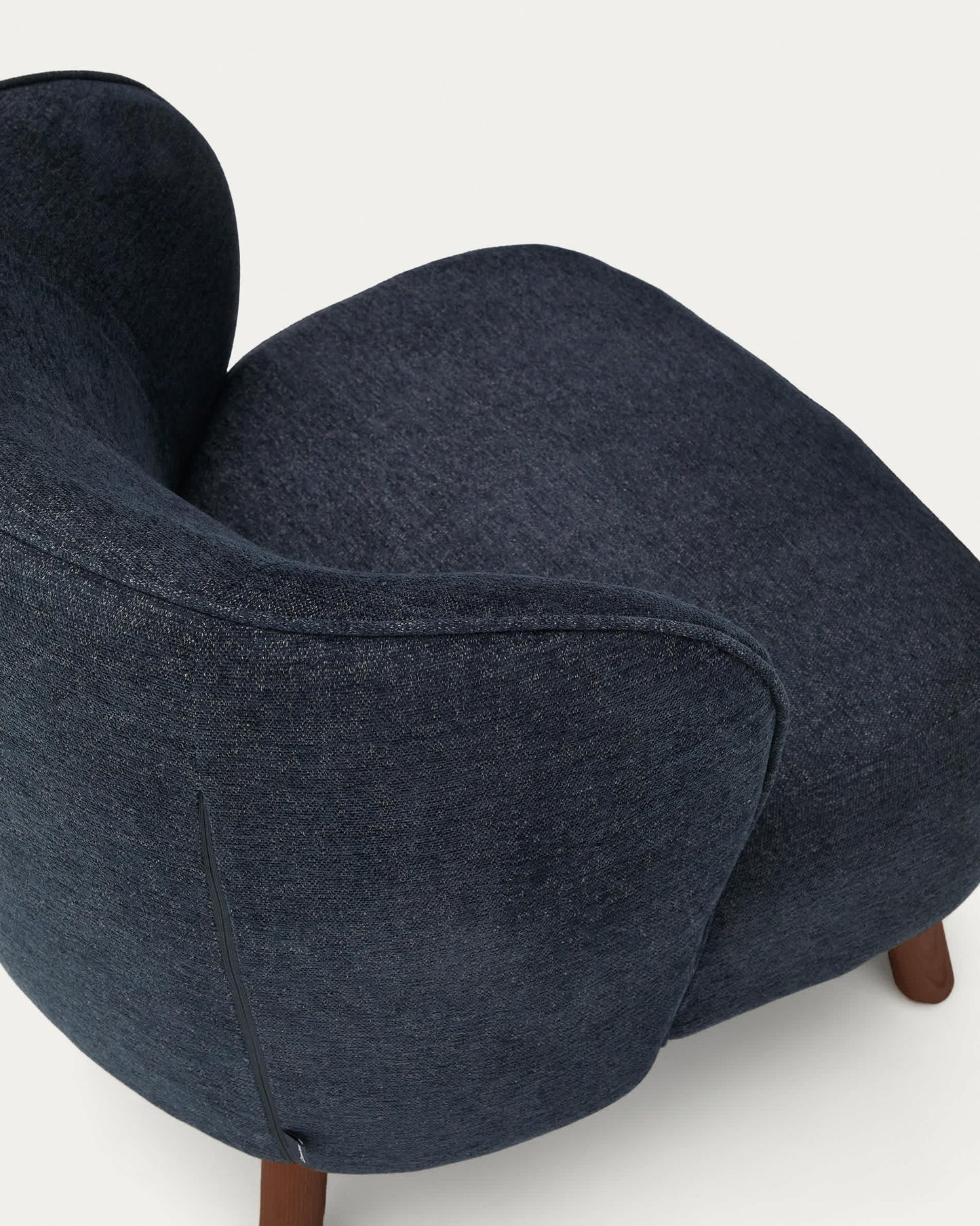 Poltrona Ulit in ciniglia blu-grigio e gambe in legno massiccio di frassino con finitura color noce