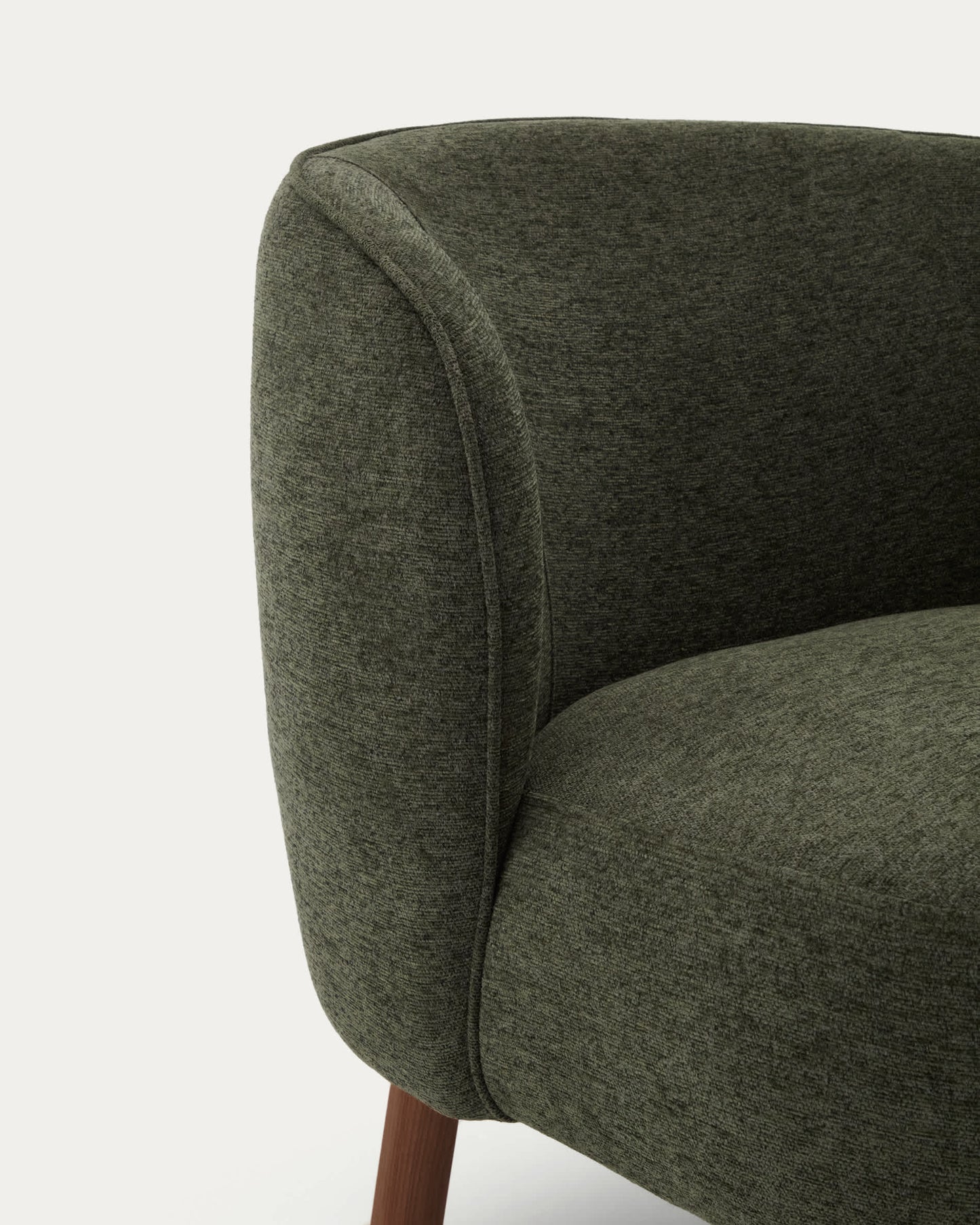 Poltrona Ulit in ciniglia verde e gambe in legno massiccio di frassino con finitura color noce