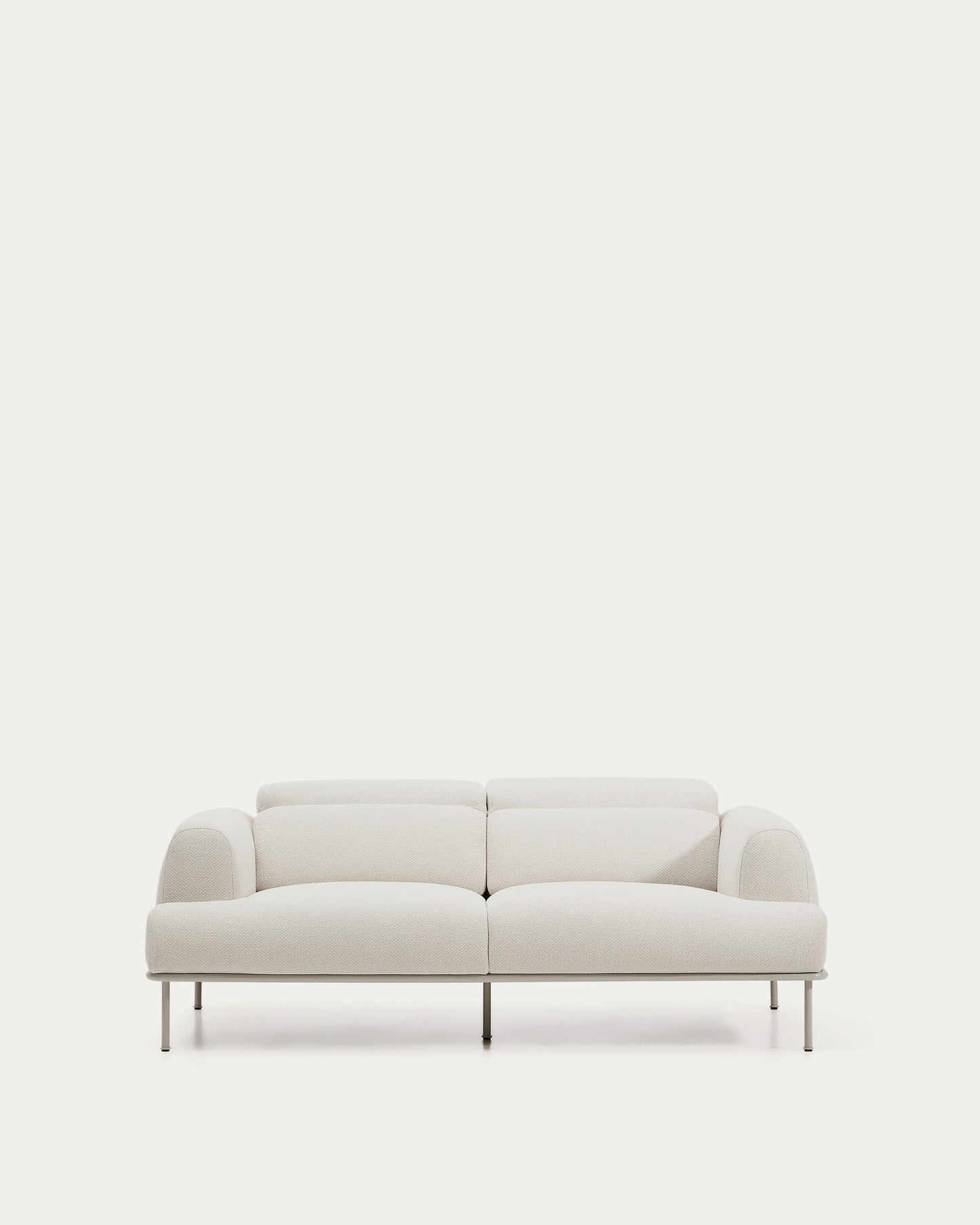 Divano Aurum 2 posti in ciniglia écru con testiera reclinabile e base in metallo beige opaco 214 cm