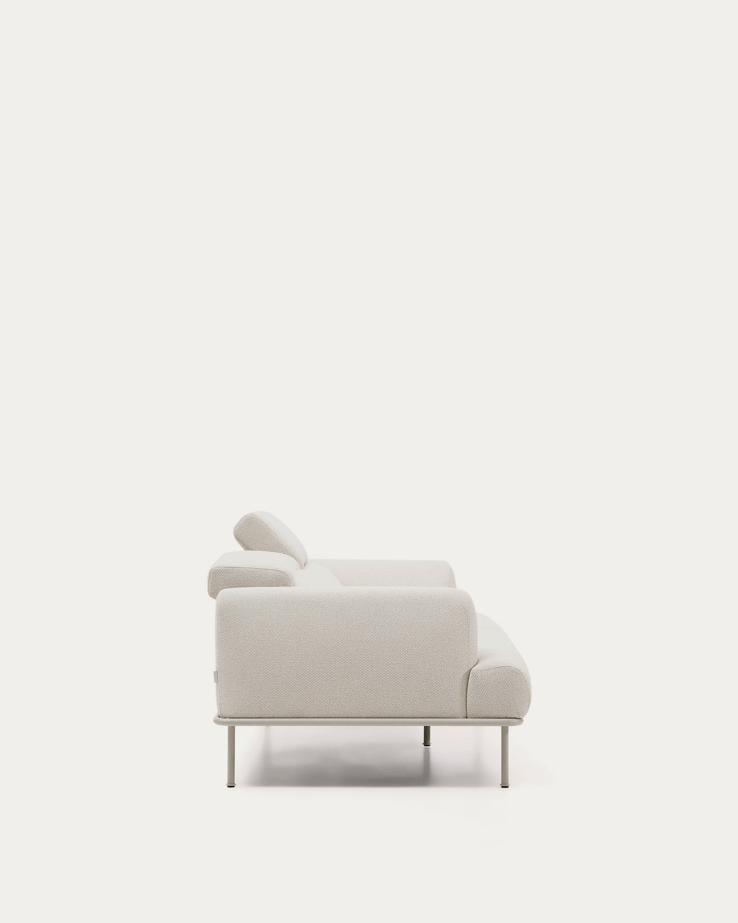 Divano Aurum 2 posti in ciniglia écru con testiera reclinabile e base in metallo beige opaco 214 cm