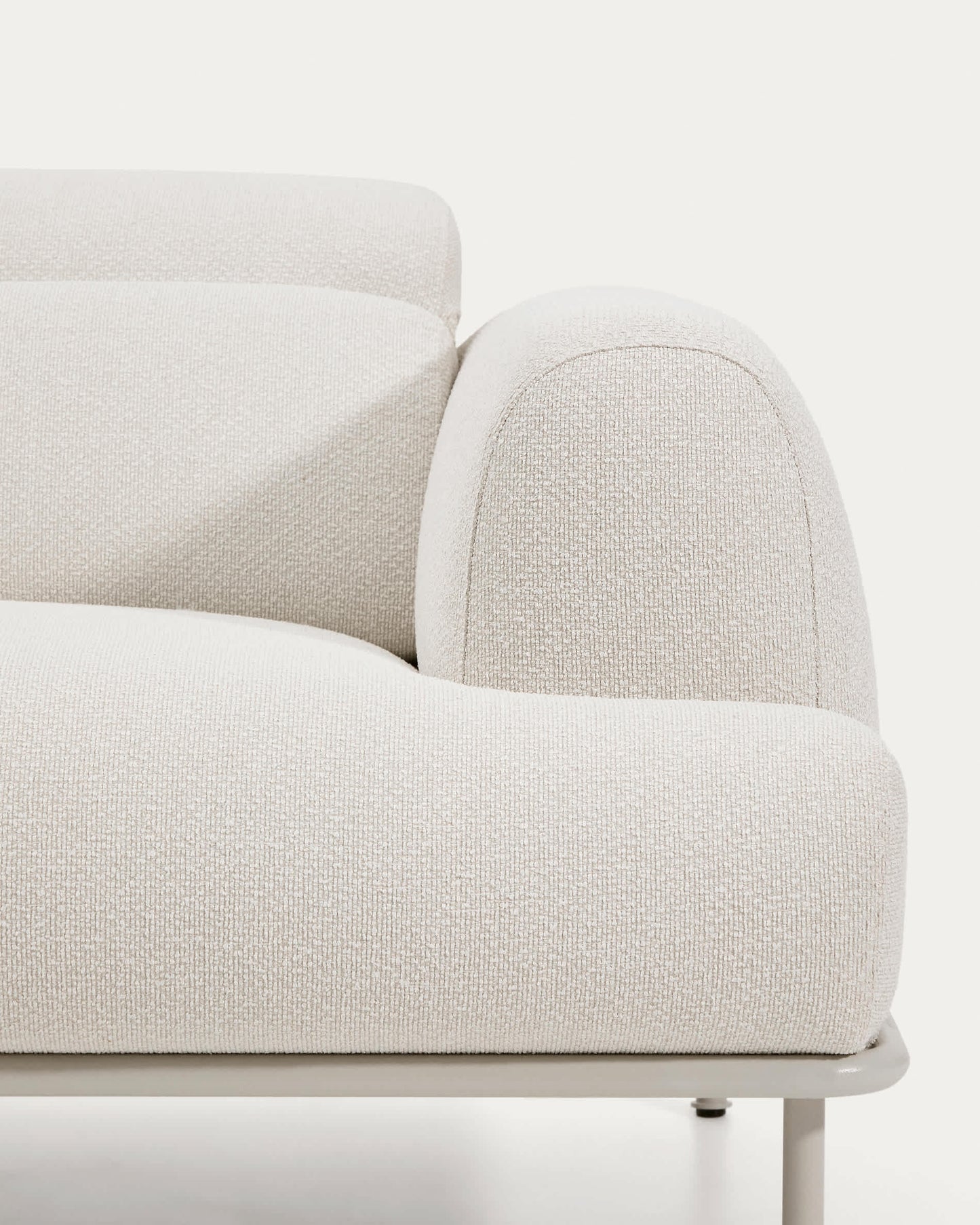 Divano Aurum a 3 posti con poggiatesta reclinabile e base in metallo beige opaco 234 cm