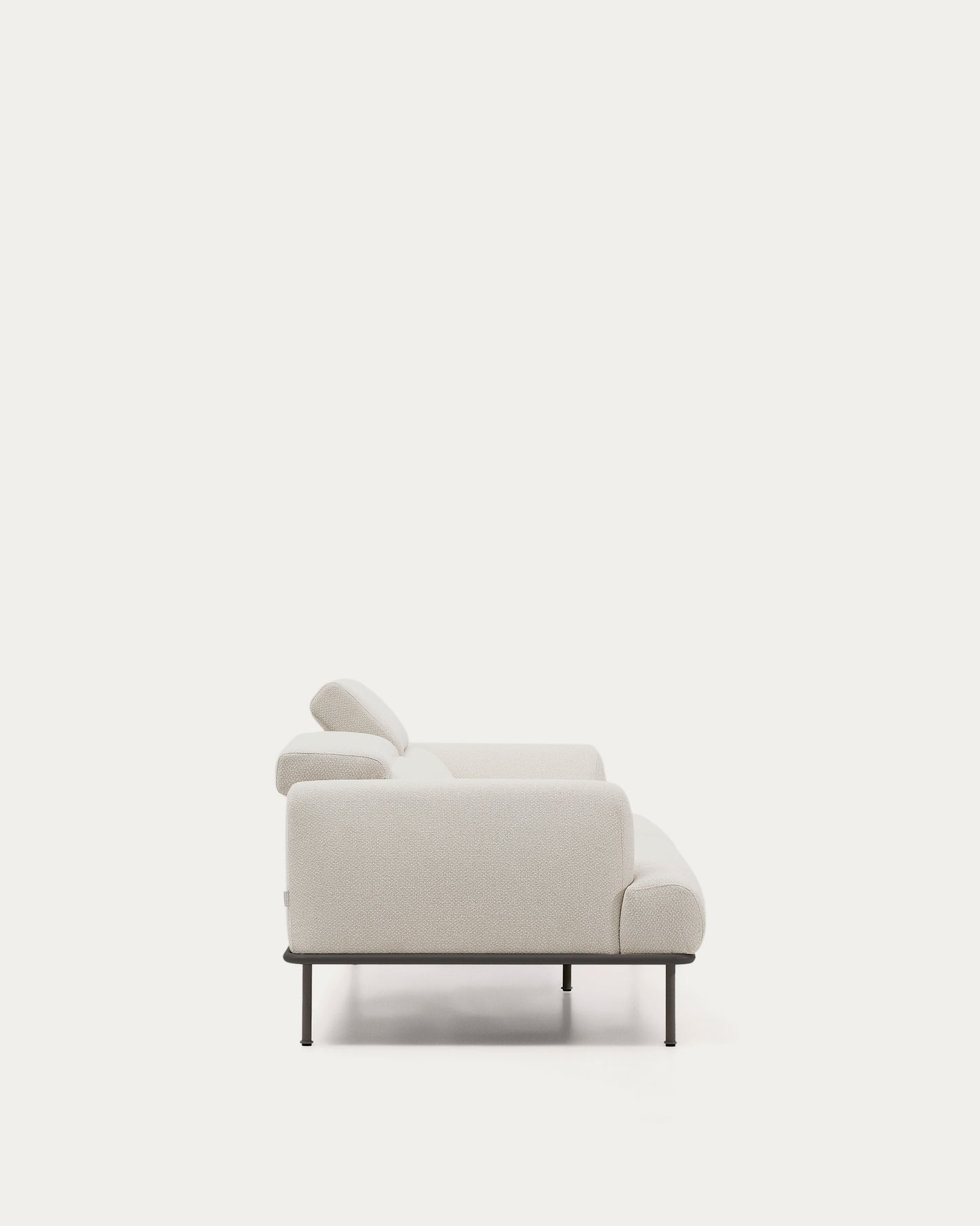 Divano Aurum a 3 posti con poggiatesta reclinabile e base in metallo grigio opaco 234 cm