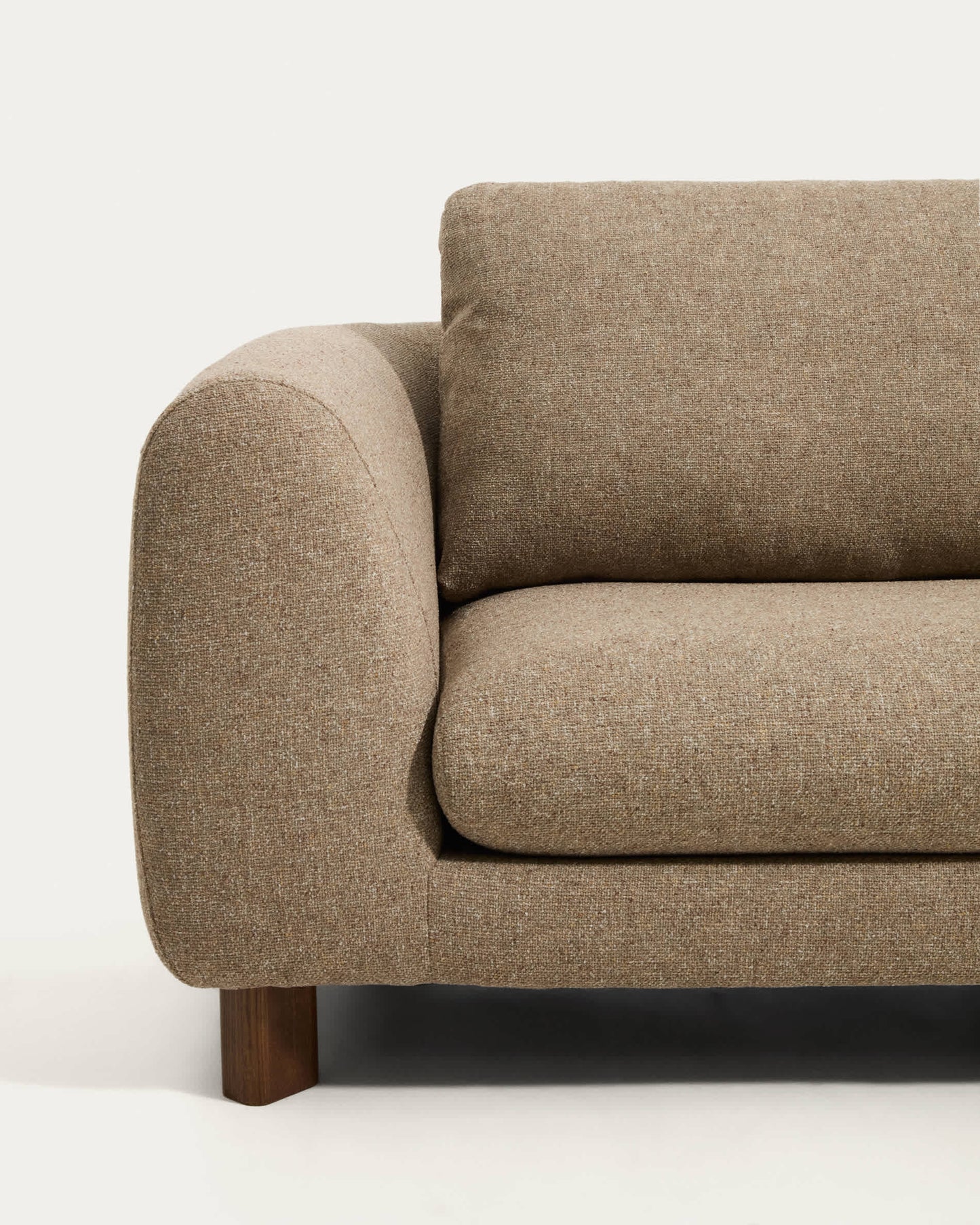 Divano Vera 3 posti marrone chiaro con gambe in legno massiccio di frassino con finitura in noce 230 cm FSC Mix Credit