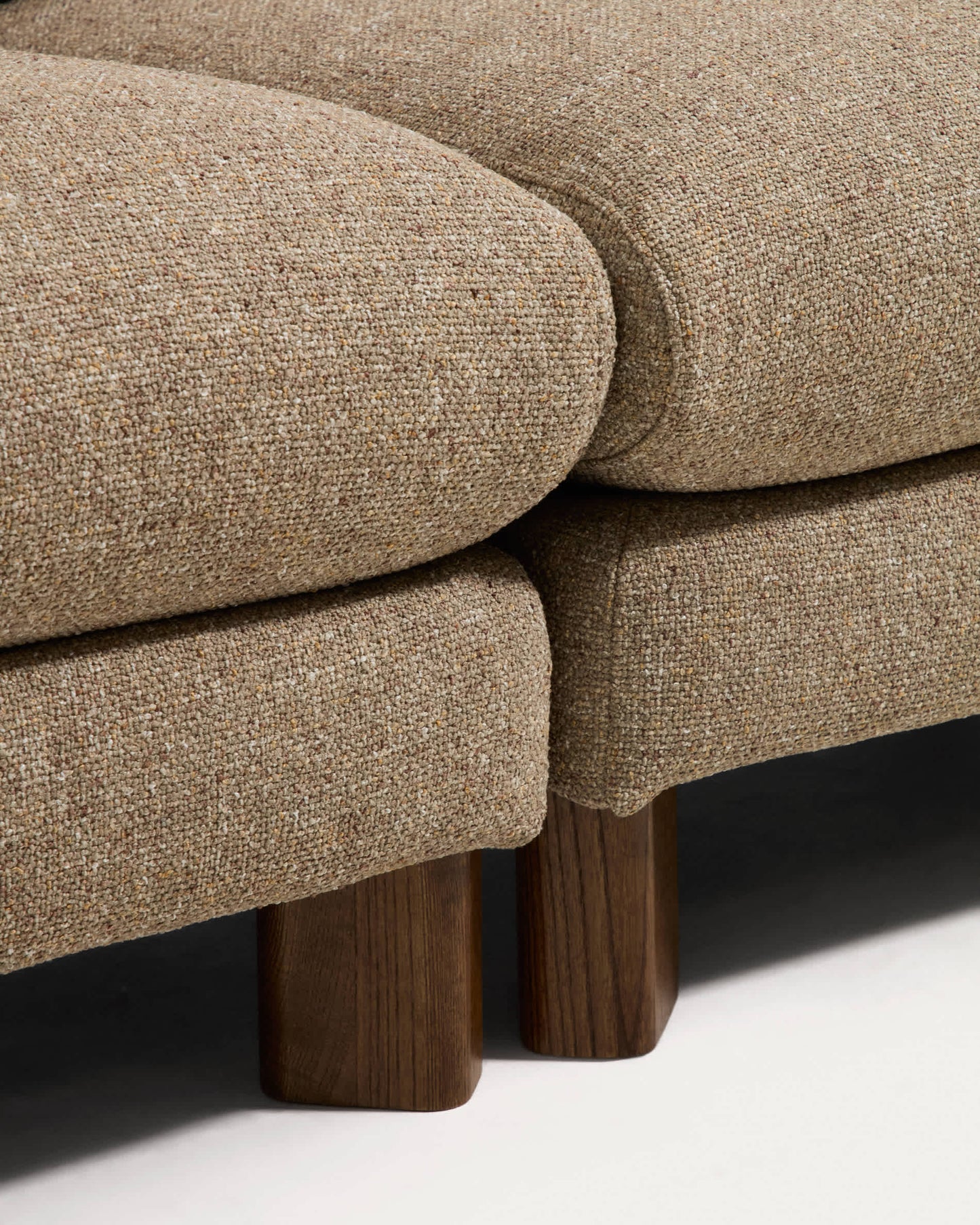 Divano Vera 3 posti marrone chiaro con gambe in legno massiccio di frassino con finitura in noce 230 cm FSC Mix Credit