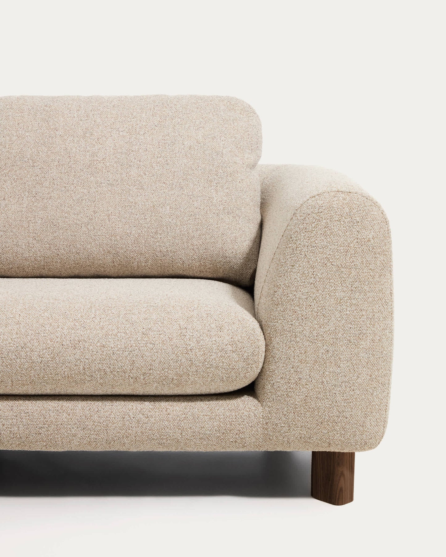Divano Vera 3 posti beige con gambe in legno massiccio di frassino con finitura in noce 230 cm FSC Mix Credit