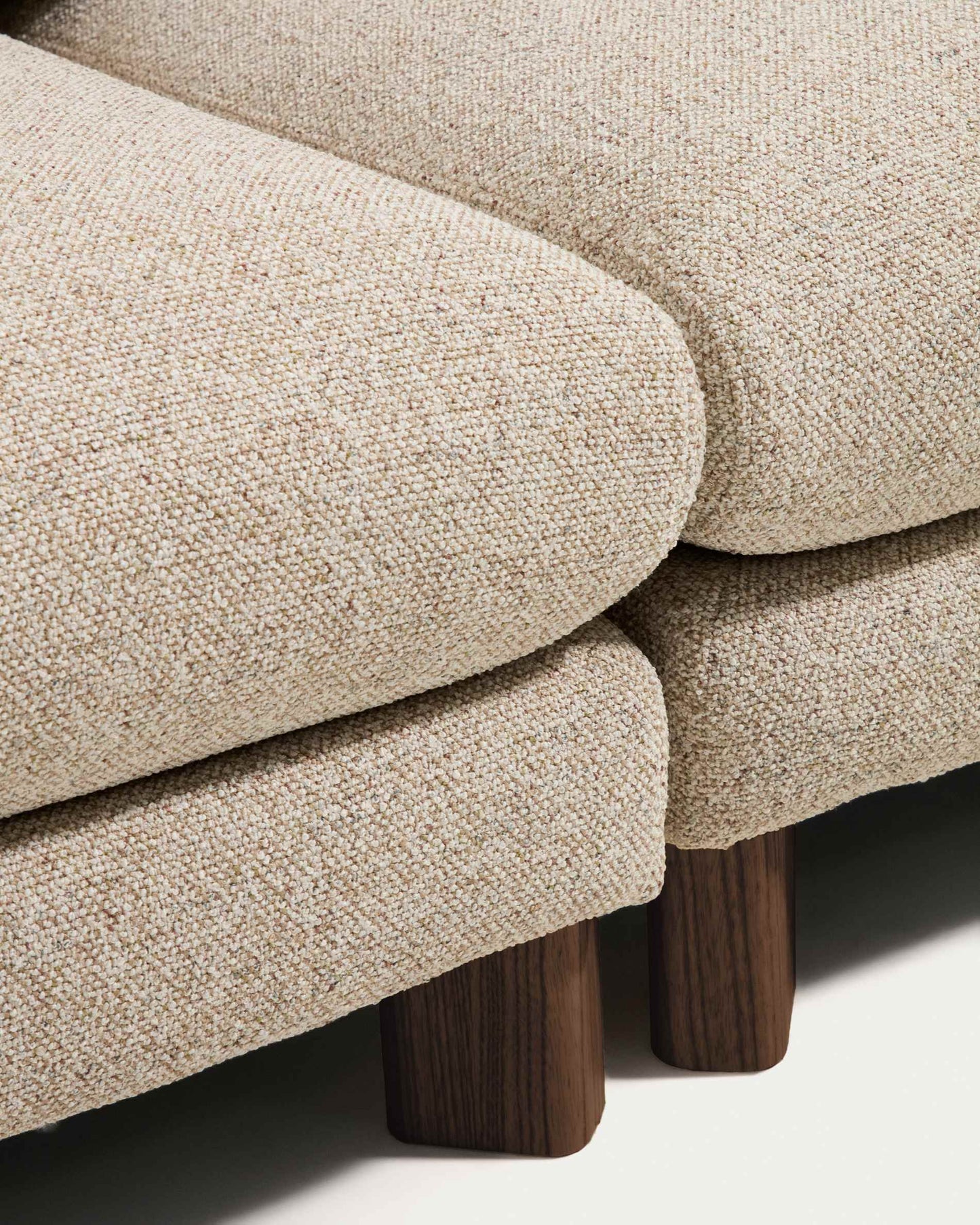 Divano Vera 3 posti beige con gambe in legno massiccio di frassino con finitura in noce 230 cm FSC Mix Credit