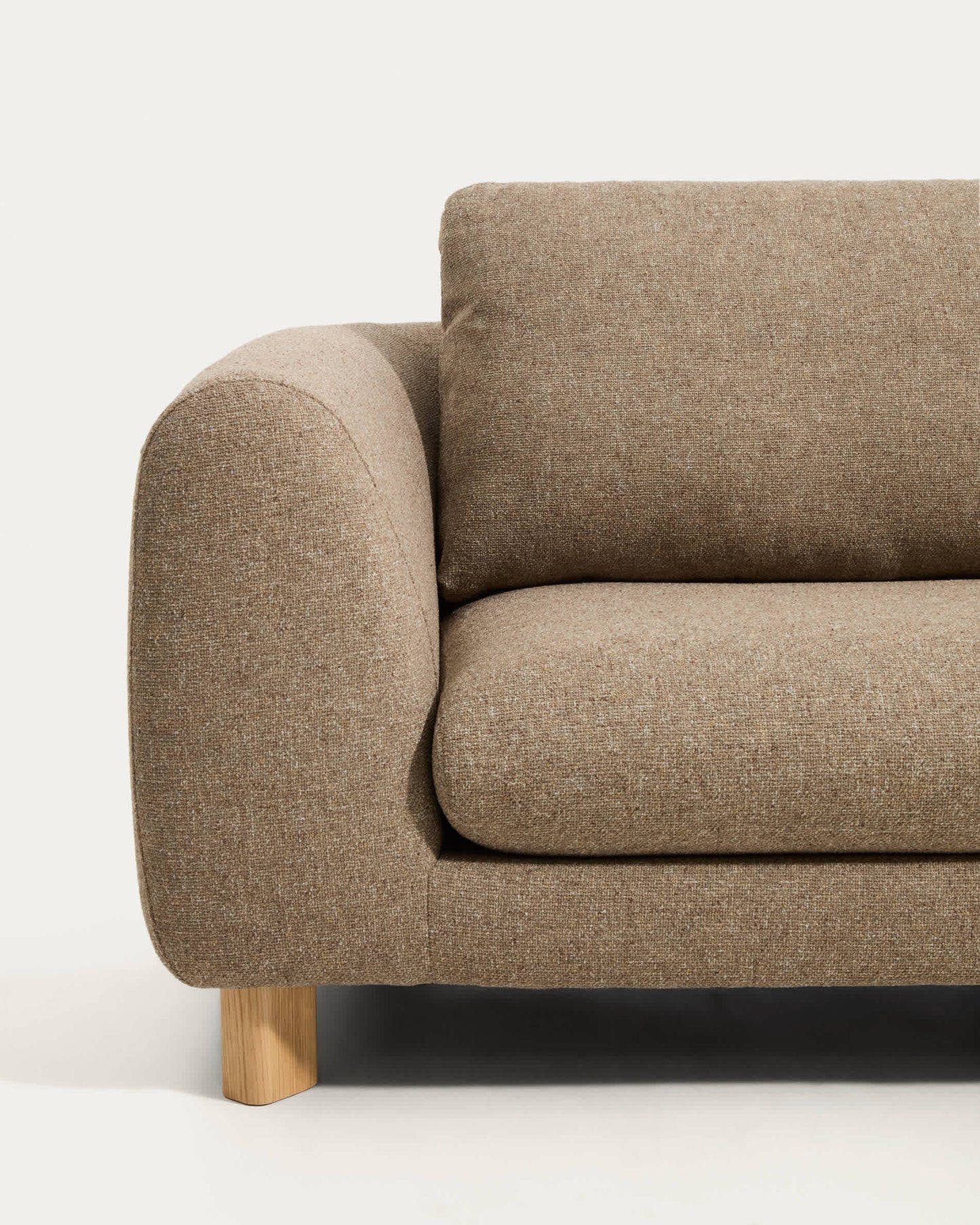 Divano Vera 3 posti marrone chiaro con gambe in legno massiccio di frassino con finitura naturale 230 cm FSC Mix Credit
