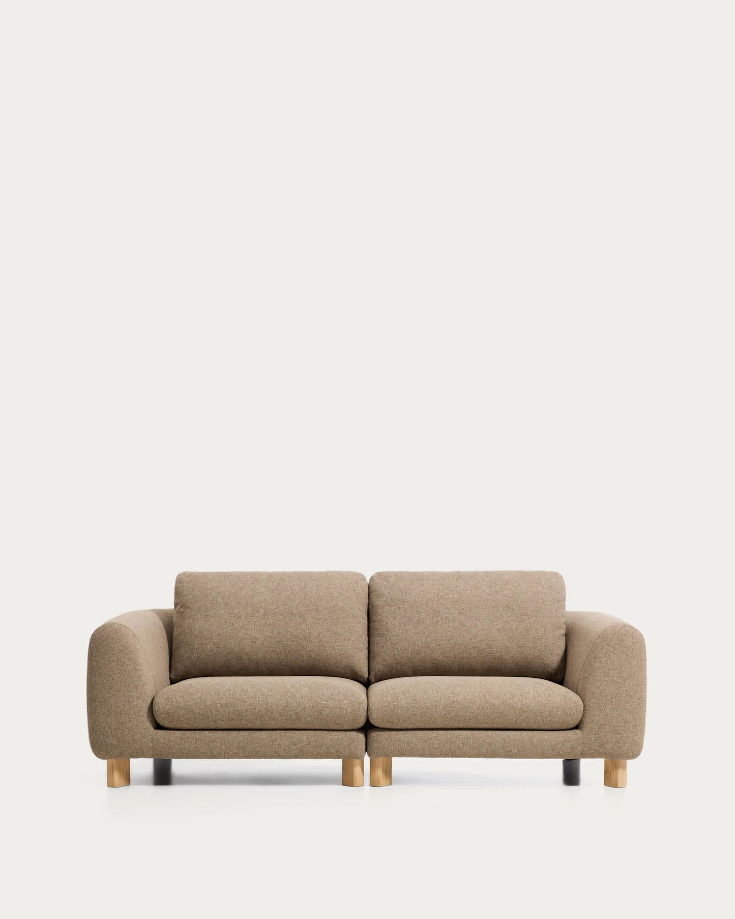 Divano Vera 3 posti marrone chiaro con gambe in legno massiccio di frassino con finitura naturale 230 cm FSC Mix Credit