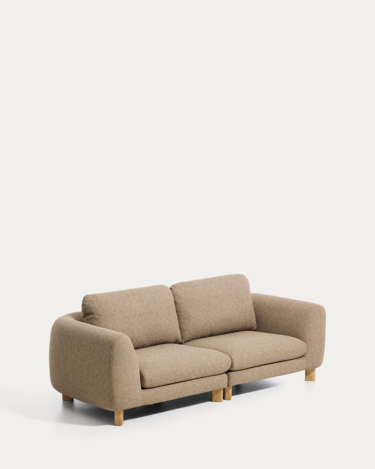 Divano Vera 3 posti marrone chiaro con gambe in legno massiccio di frassino con finitura naturale 230 cm FSC Mix Credit