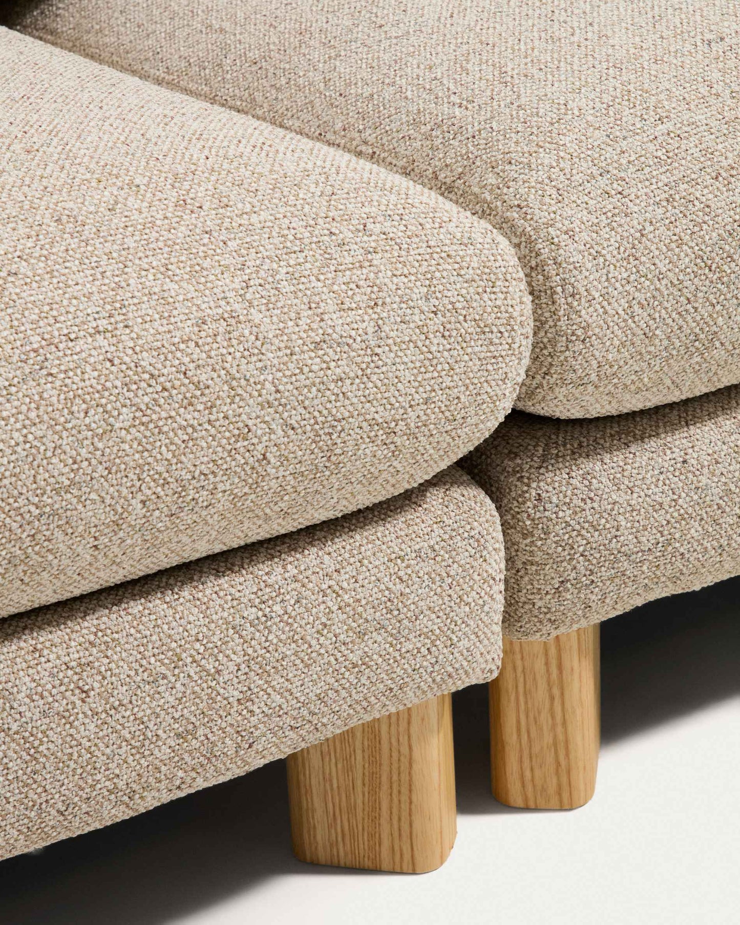 Divano Vera 3 posti beige con gambe in legno massiccio di frassino con finitura naturale 230 cm FSC Mix Credit