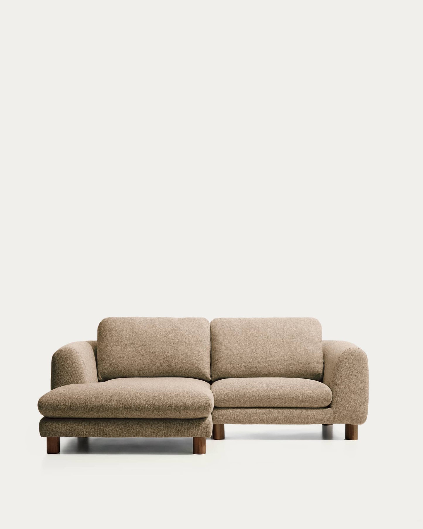Divano Vera 3 posti con chaise longue sinistra marrone chiaro con gambe in legno massiccio di frassino con finitura in noce 232 cm FSC Mix Credit