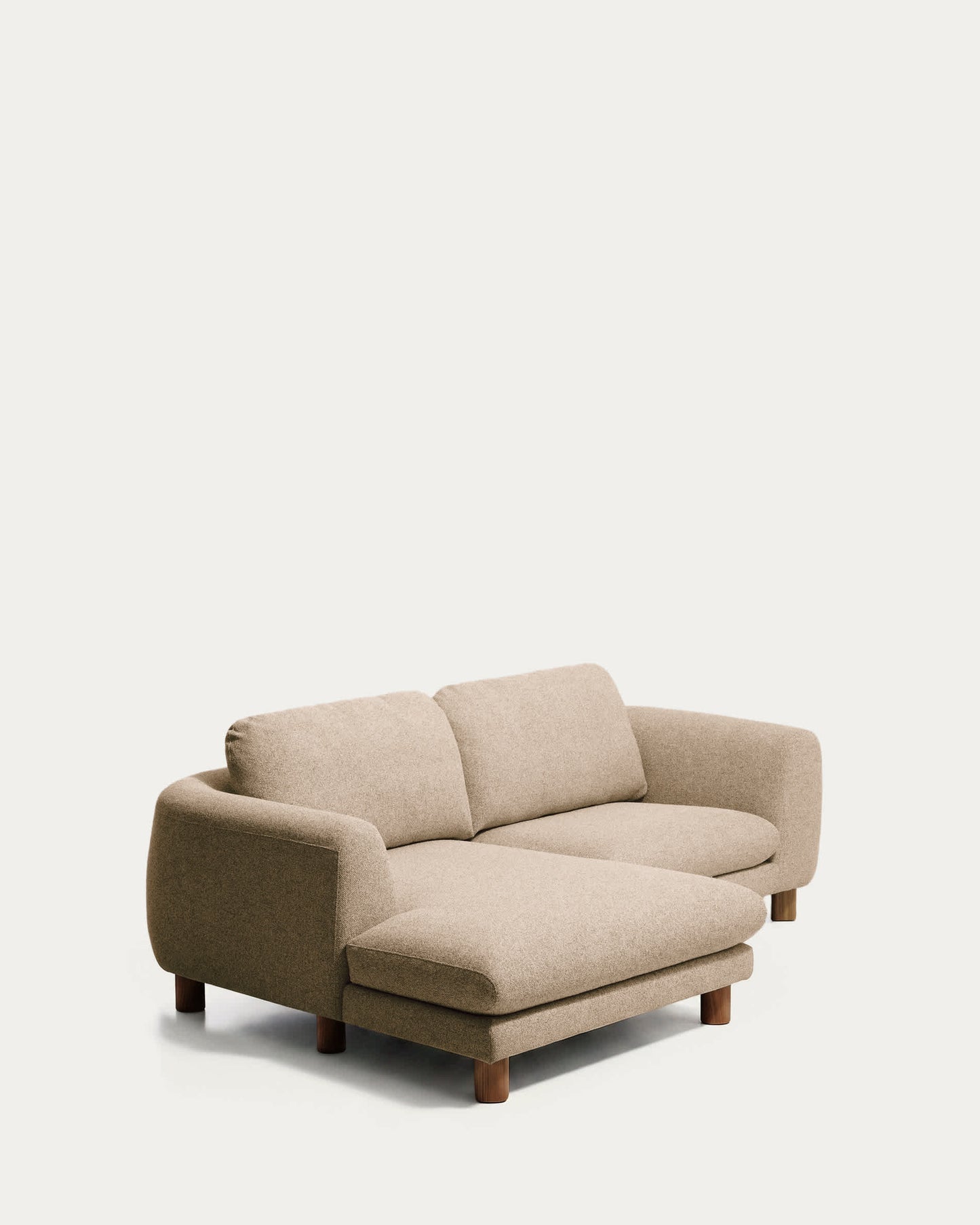 Divano Vera 3 posti con chaise longue sinistra marrone chiaro con gambe in legno massiccio di frassino con finitura in noce 232 cm FSC Mix Credit