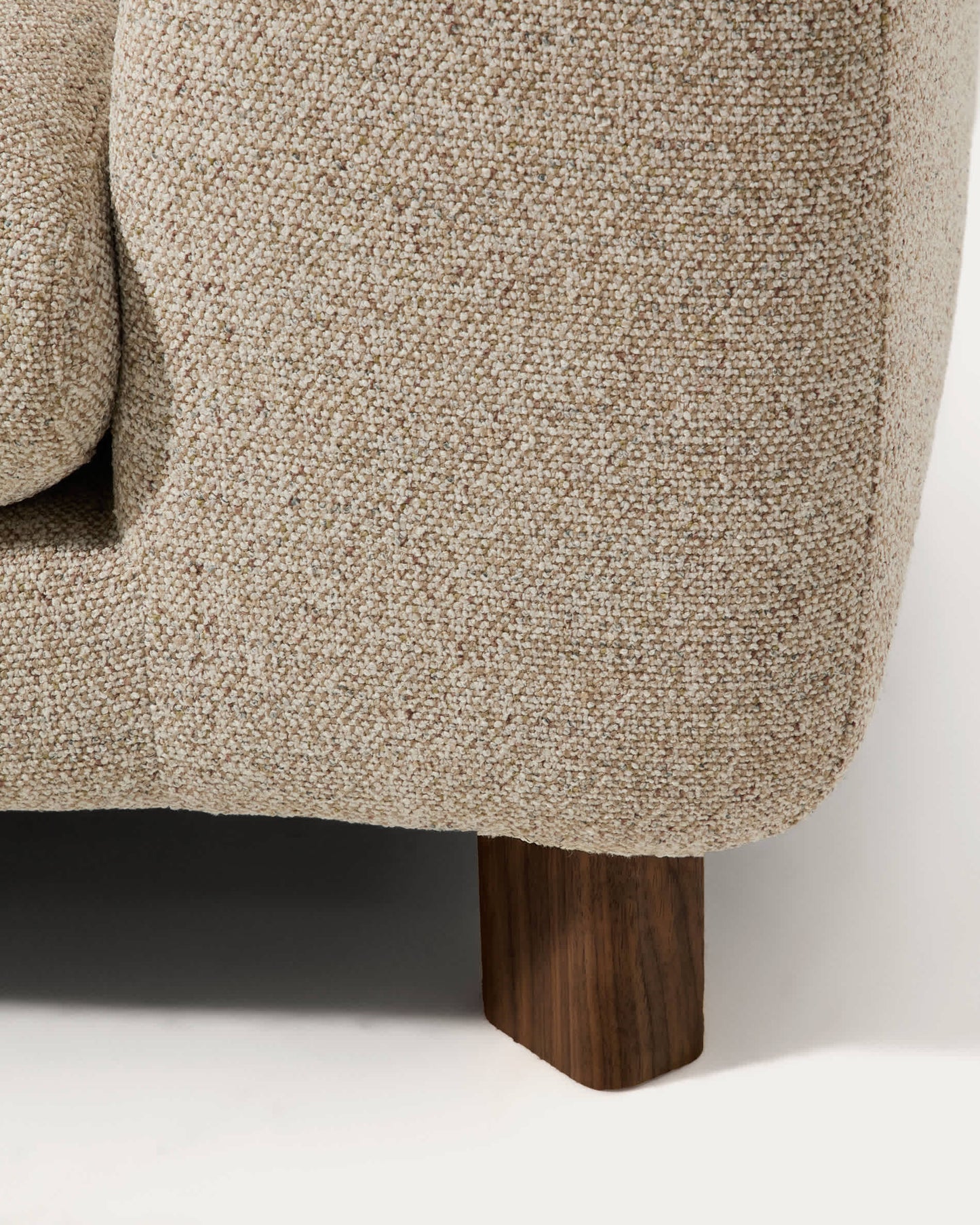 Divano Vera 3 posti con chaise longue sinistra beige con gambe in legno massiccio di frassino con finitura in noce 232 cm FSC Mix Credit