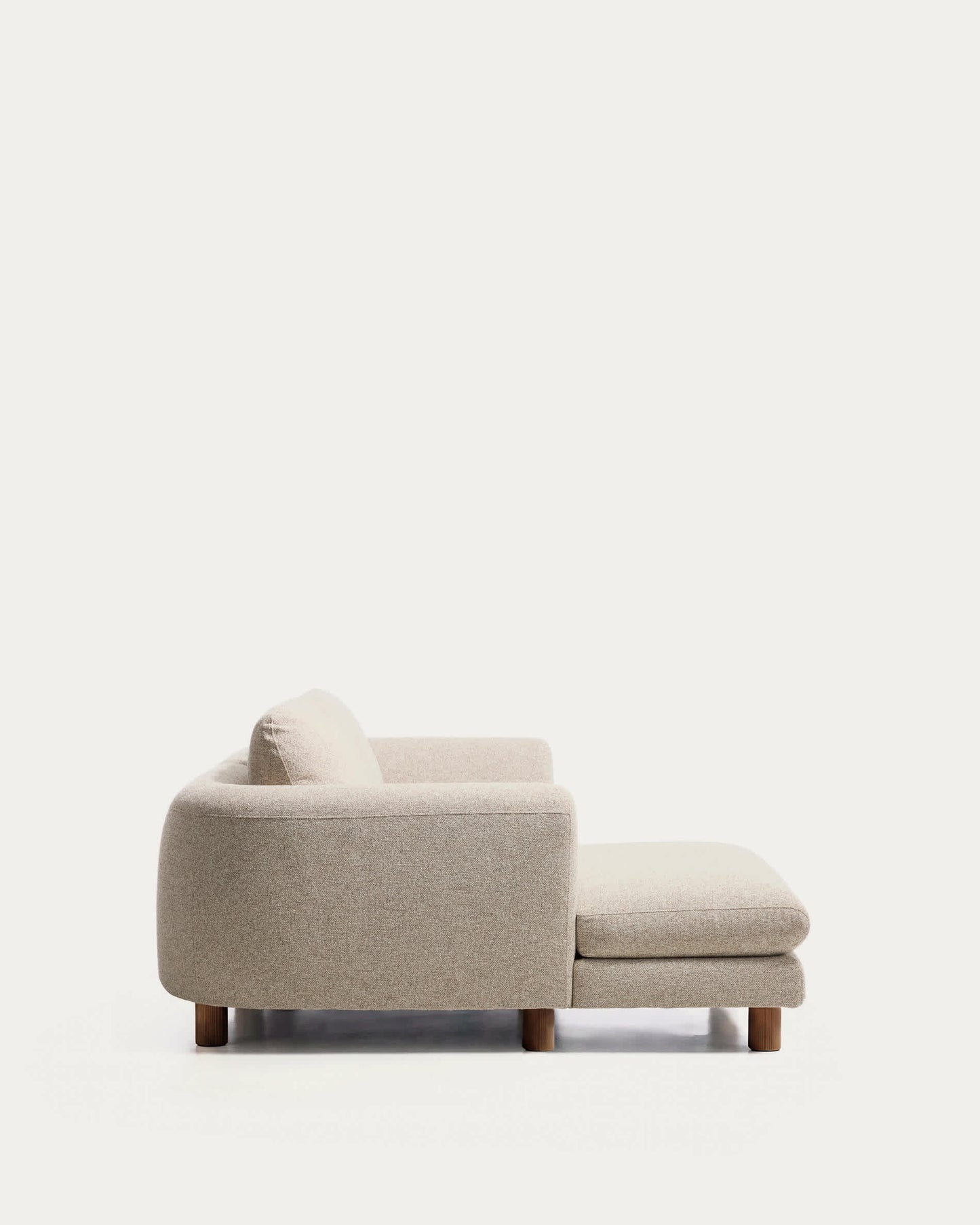 Divano Vera 3 posti con chaise longue sinistra beige con gambe in legno massiccio di frassino con finitura in noce 232 cm FSC Mix Credit