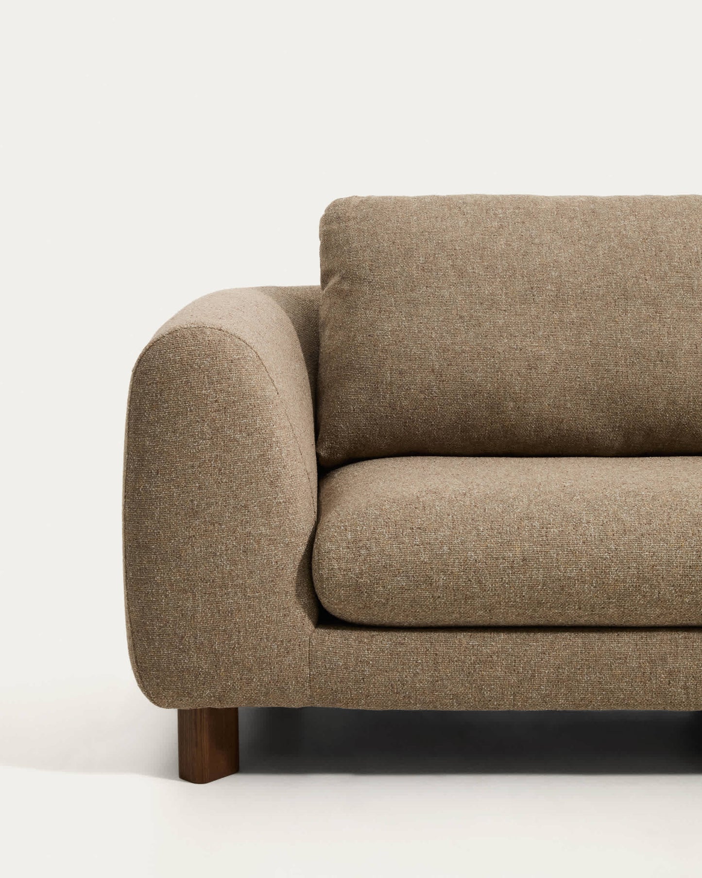 Divano Vera 3 posti con chaise longue destra marrone chiaro con gambe in legno massiccio di frassino con finitura in noce 232 cm FSC Mix Credit