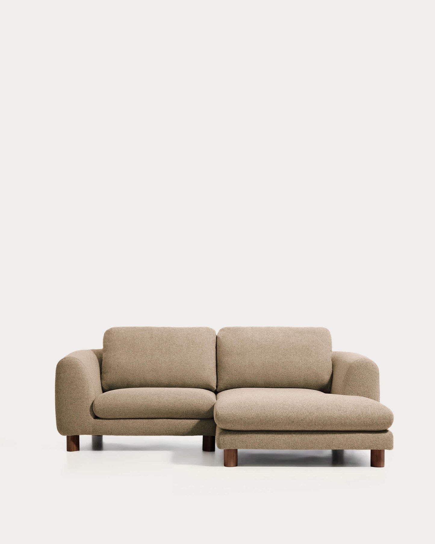 Divano Vera 3 posti con chaise longue destra marrone chiaro con gambe in legno massiccio di frassino con finitura in noce 232 cm FSC Mix Credit