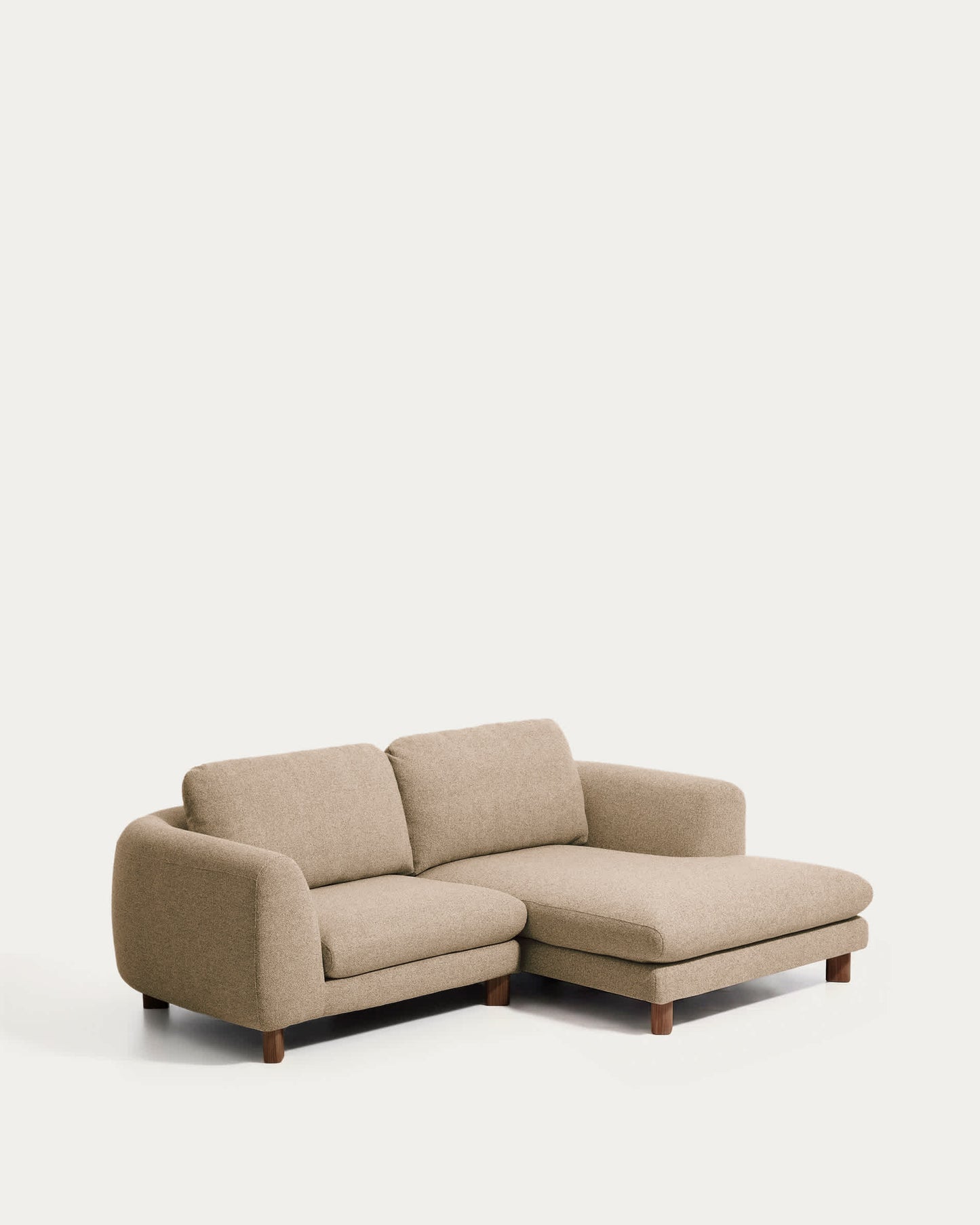 Divano Vera 3 posti con chaise longue destra marrone chiaro con gambe in legno massiccio di frassino con finitura in noce 232 cm FSC Mix Credit