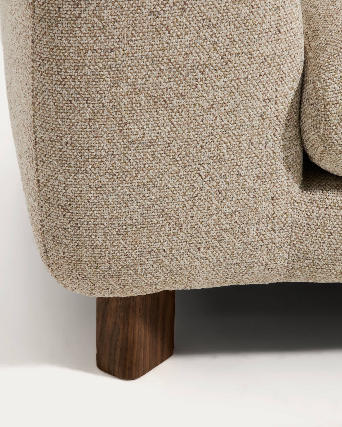 Divano Vera 3 posti con chaise longue destra beige con gambe in legno massiccio di frassino finitura in noce 232 cm FSC Mix Credit