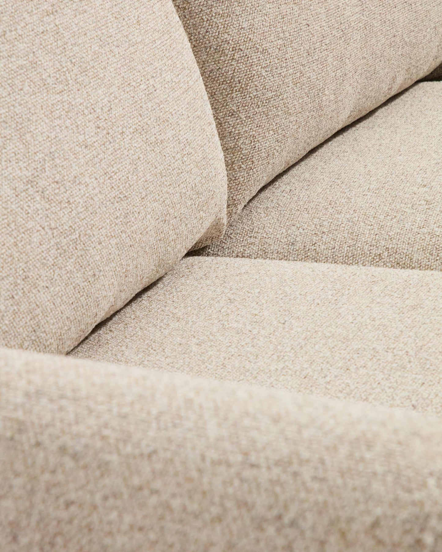 Divano Vera 3 posti con chaise longue destra beige con gambe in legno massiccio di frassino finitura in noce 232 cm FSC Mix Credit
