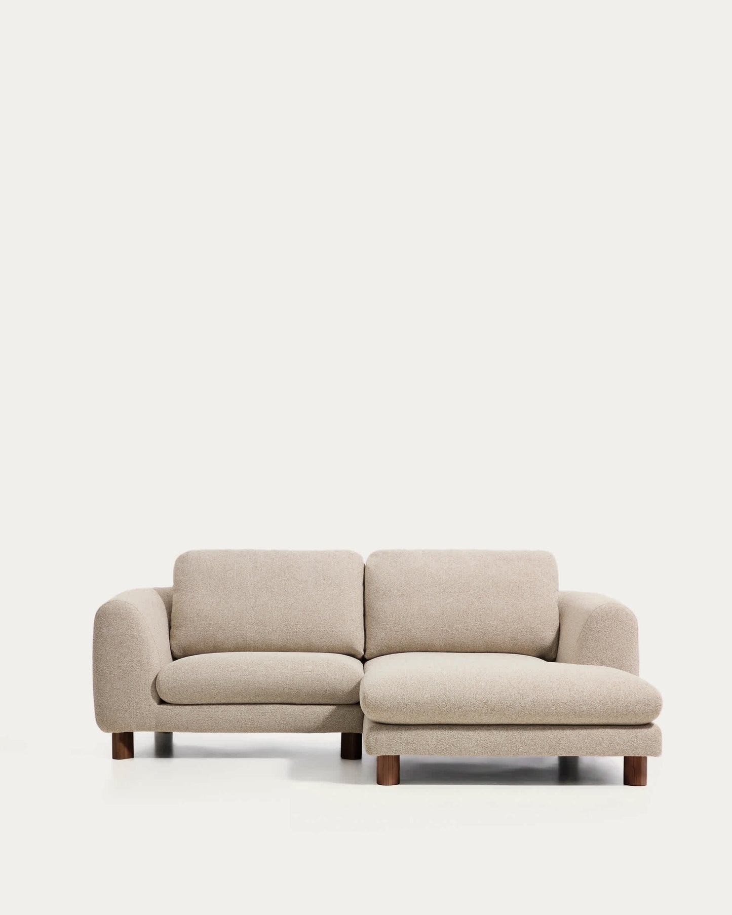 Divano Vera 3 posti con chaise longue destra beige con gambe in legno massiccio di frassino finitura in noce 232 cm FSC Mix Credit