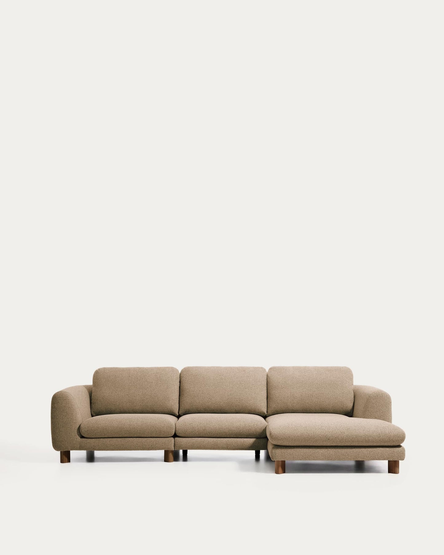 Divano Vera 4 posti con chaise longue destra marrone chiaro con gambe in legno massiccio di frassino con finitura in noce 322 cm FSC Mix Credit