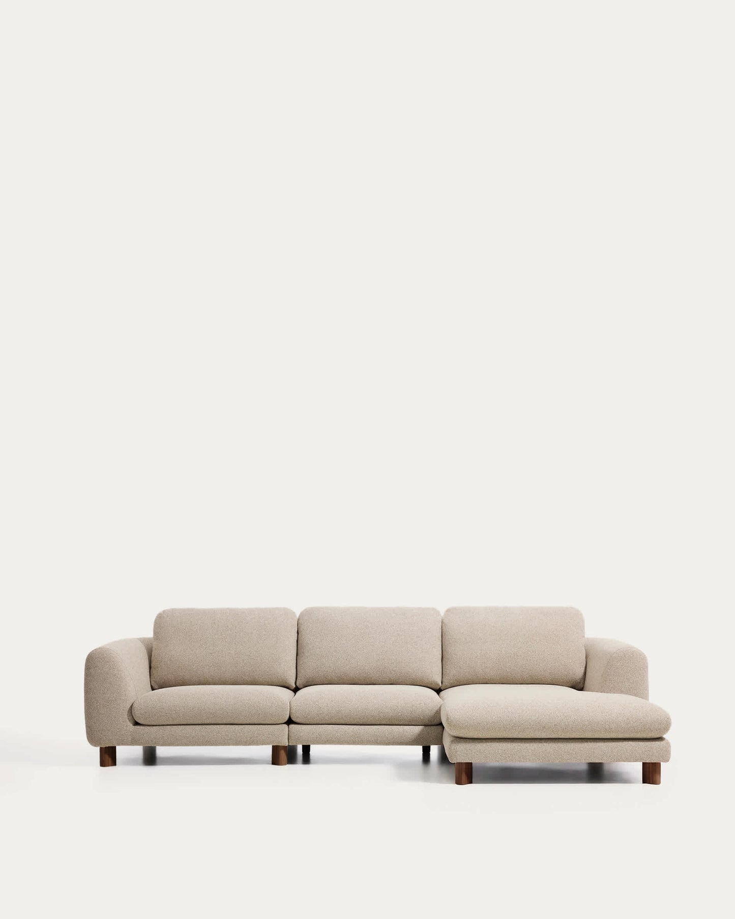 Divano Vera 4 posti con chaise longue destra beige con gambe in legno massiccio di frassino con finitura in noce 322 cm FSC Mix Credit