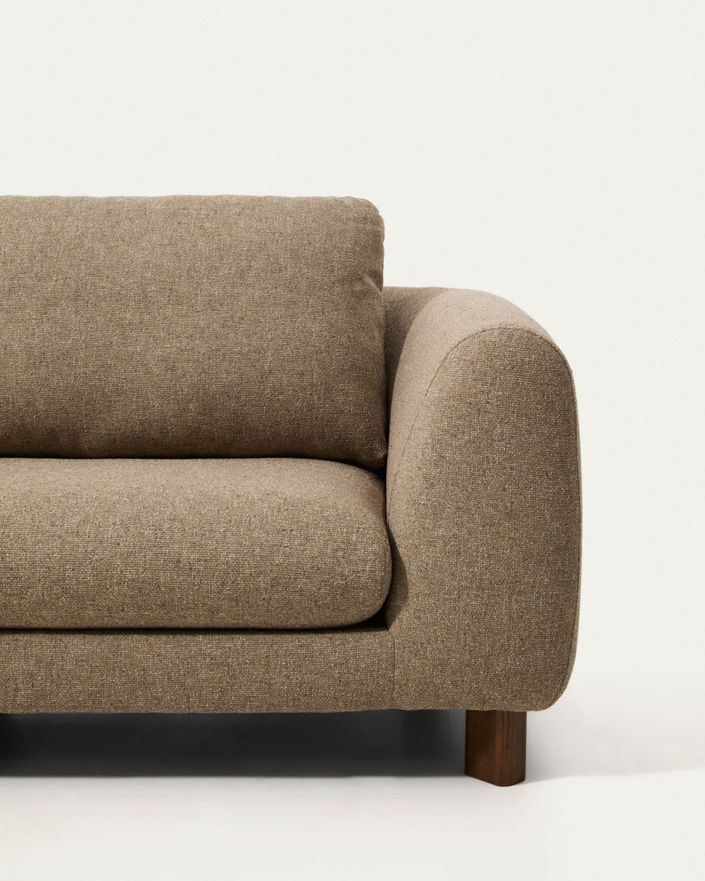 Divano Vera 4 posti con chaise longue sinistra marrone chiaro con gambe in legno massiccio di frassino con finitura in noce 322 cm FSC Mix Credit