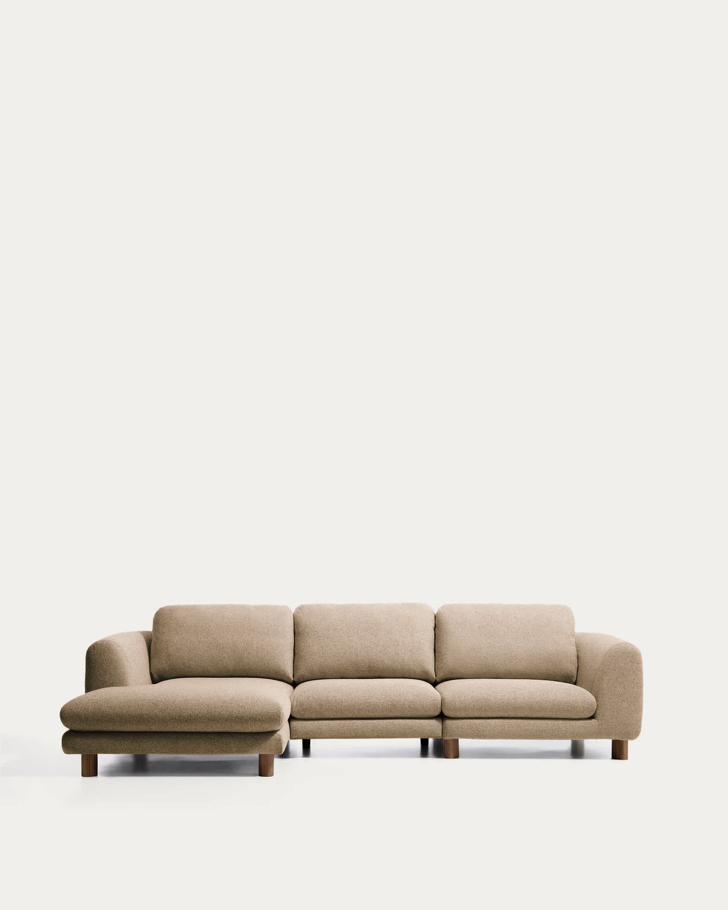 Divano Vera 4 posti con chaise longue sinistra marrone chiaro con gambe in legno massiccio di frassino con finitura in noce 322 cm FSC Mix Credit