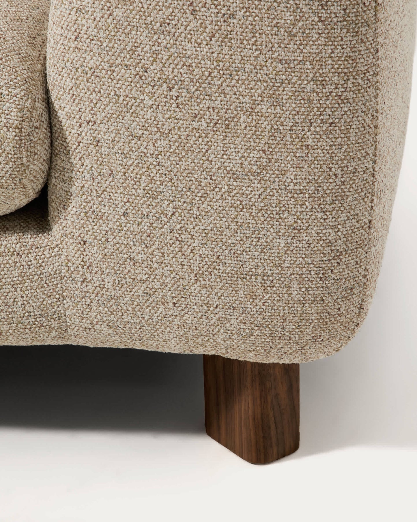 Divano Vera 4 posti con chaise longue sinistra beige con gambe in legno massiccio di frassino finitura in noce 322 cm FSC Mix Credit