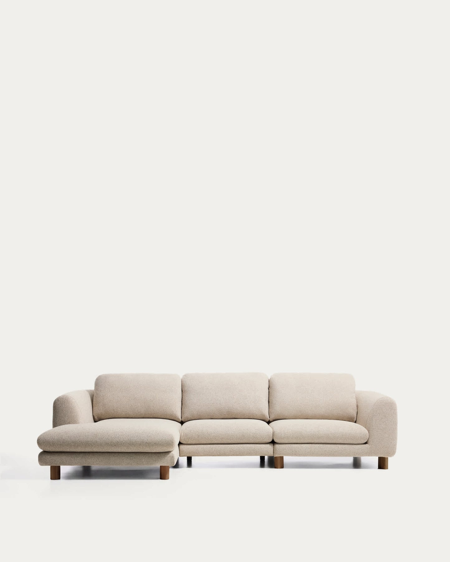 Divano Vera 4 posti con chaise longue sinistra beige con gambe in legno massiccio di frassino finitura in noce 322 cm FSC Mix Credit