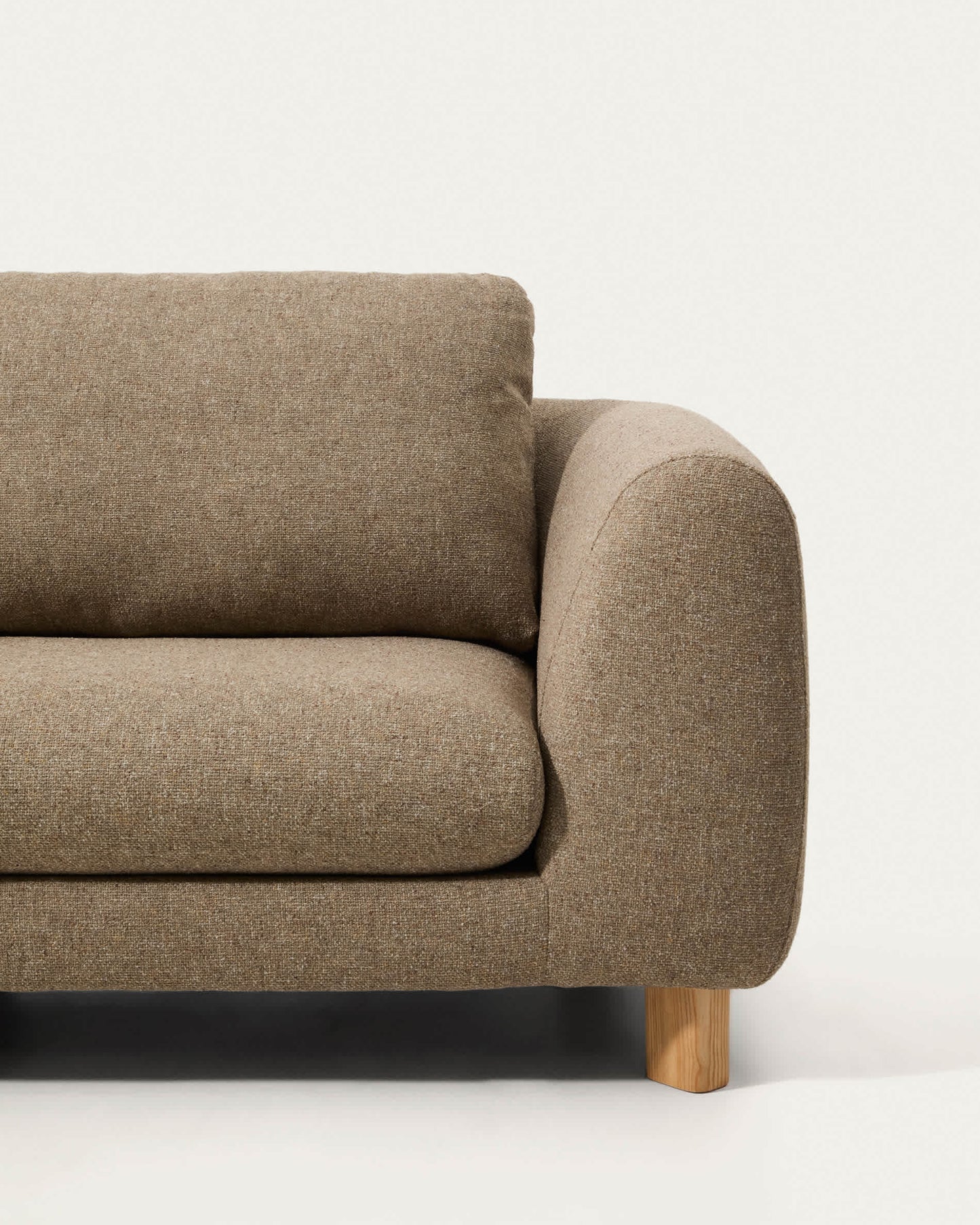 Divano Vera 3 posti con chaise longue sinistra marrone chiaro con gambe in legno massiccio di frassino con finitura naturale 232 cm FSC Mix Credit